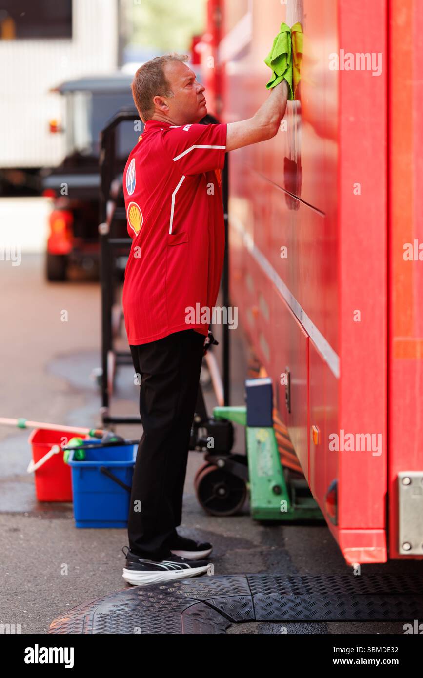 Beri Ferrari werden Die Trucks Nochmal geputzt, Grosser Preis von Oesterreich, Motorsport, Formel 1, Saison 2025, 26.06.2025 foto: Eibner-Pressefoto/Alexander Neis credito: dpa picture Alliance/Alamy Live News Foto Stock