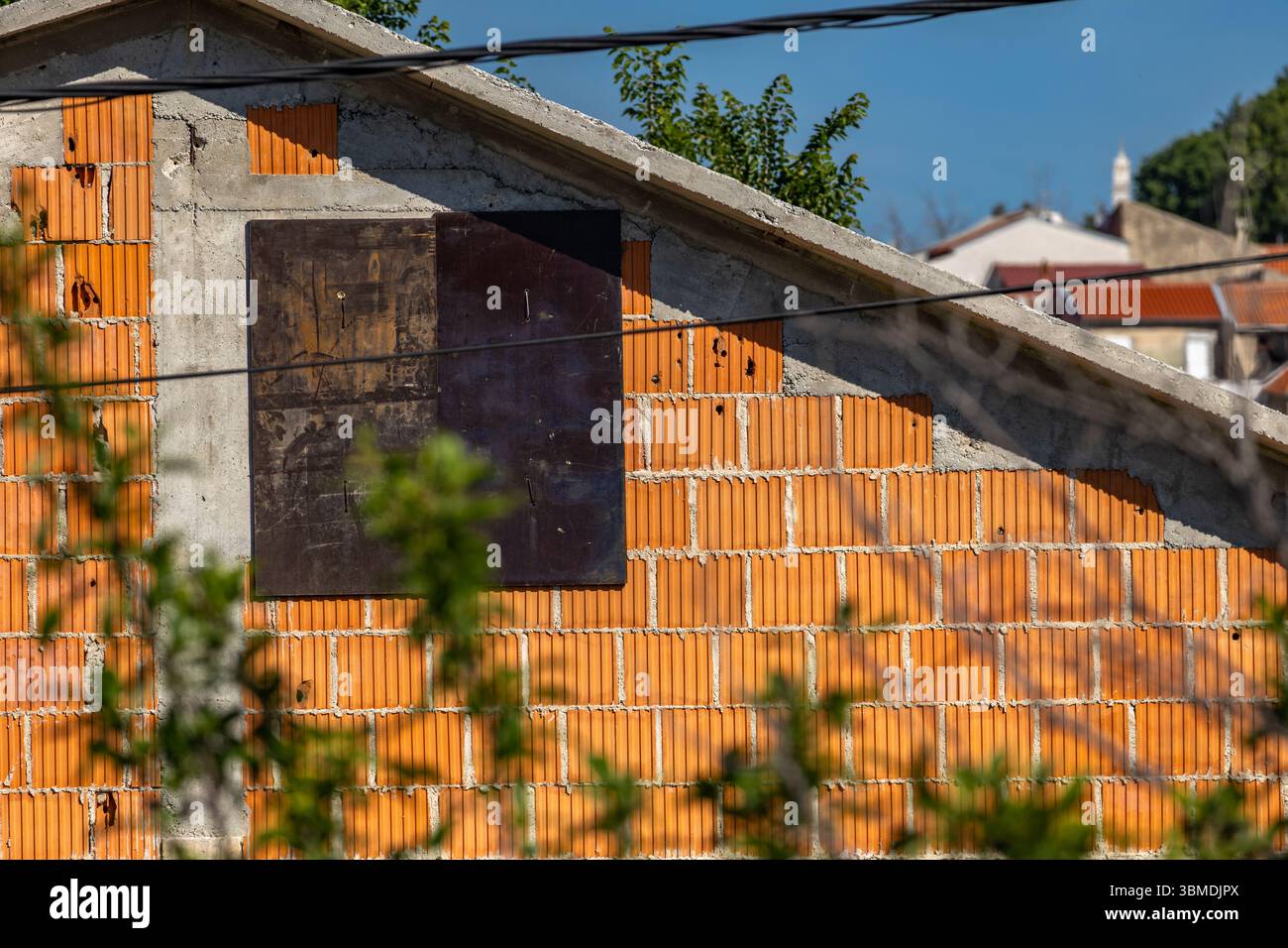Costruire una casa in mattoni rossi, investire in appartamenti in affitto ai turisti, edificio incompiuto Foto Stock