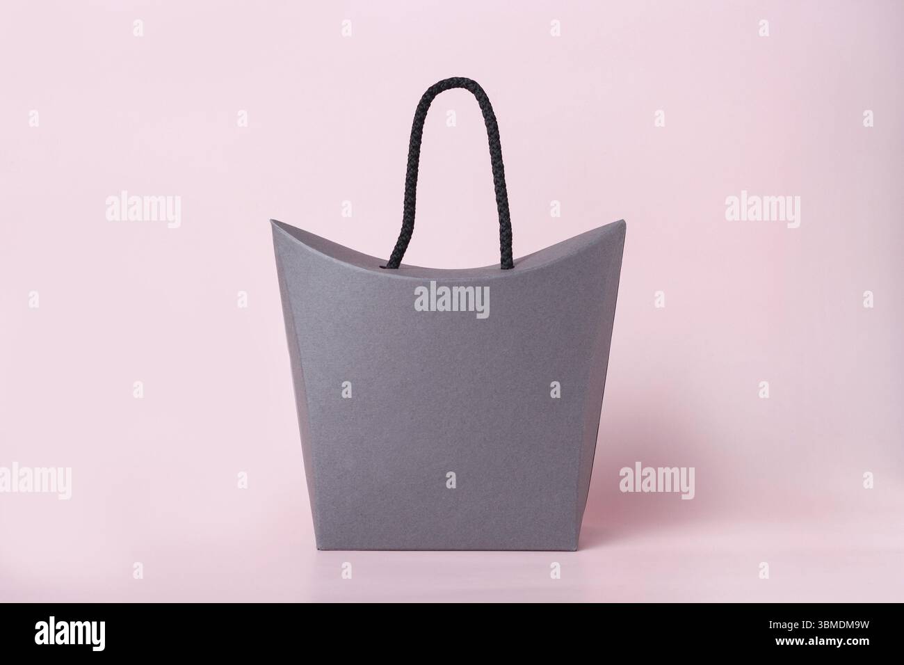 Confezione regalo grigia su sfondo rosa, mock-up Foto Stock