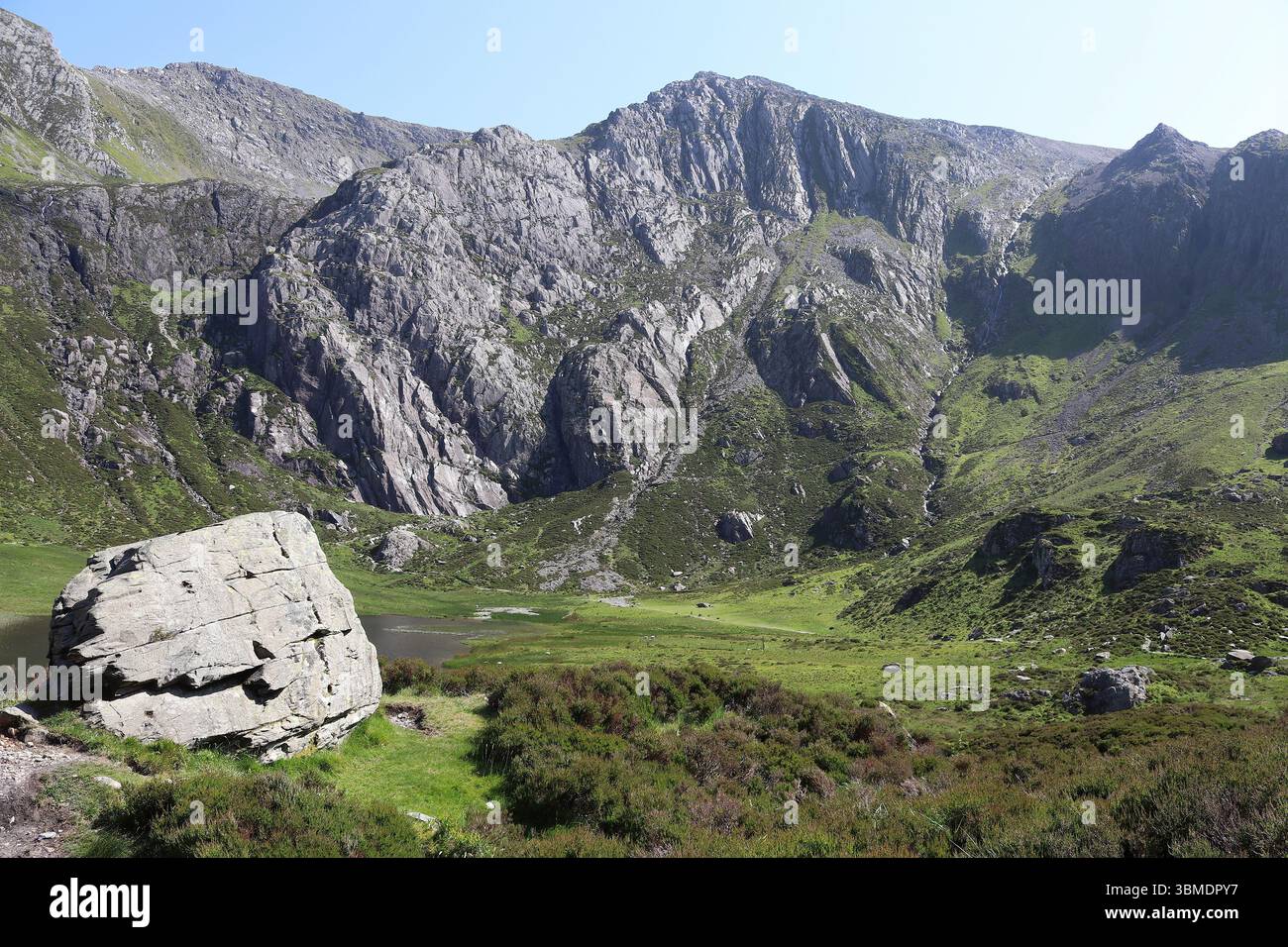 Cwm Idwal, Parco Nazionale degli Eryri - un'area formata da attività vulcaniche e glaciali Foto Stock