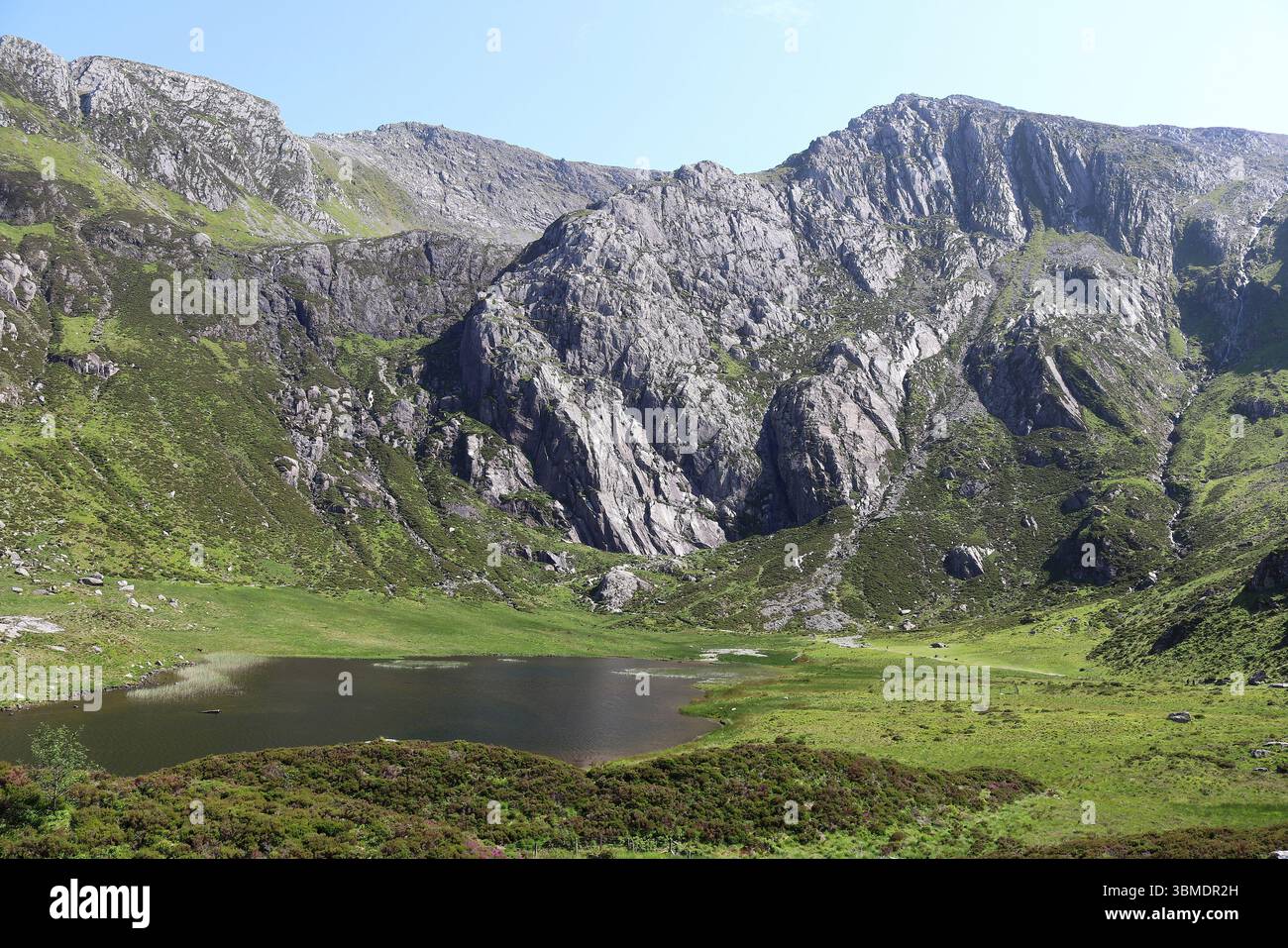 Llyn Idwal con Cwm Idwal e le Idwal Slabs Foto Stock