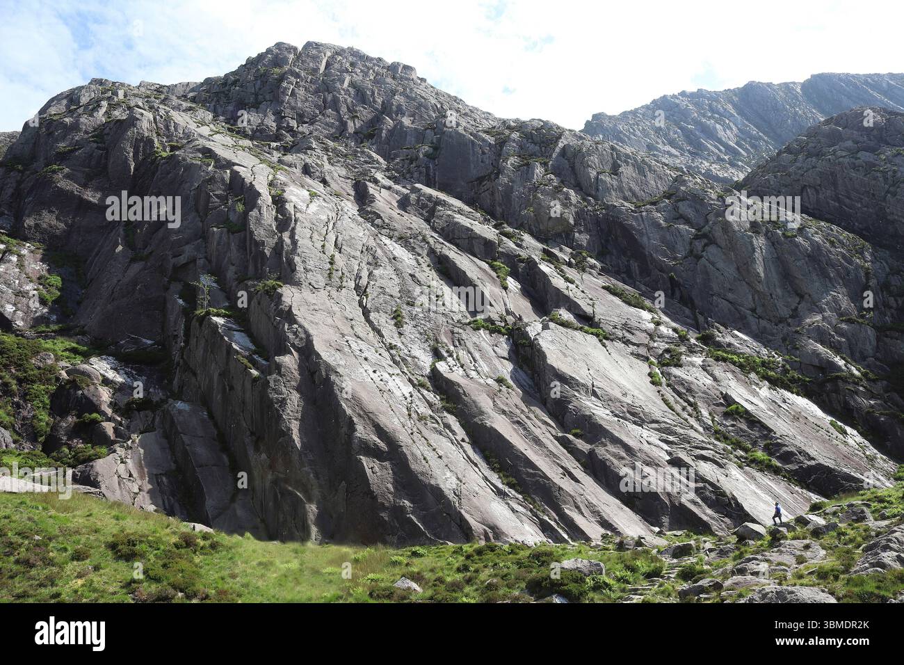 Idwal Slabs (Rhiwiau Caws) - una popolare destinazione di arrampicata su roccia a Cwm Idwal, nel Parco Nazionale di Eryri, Galles Foto Stock