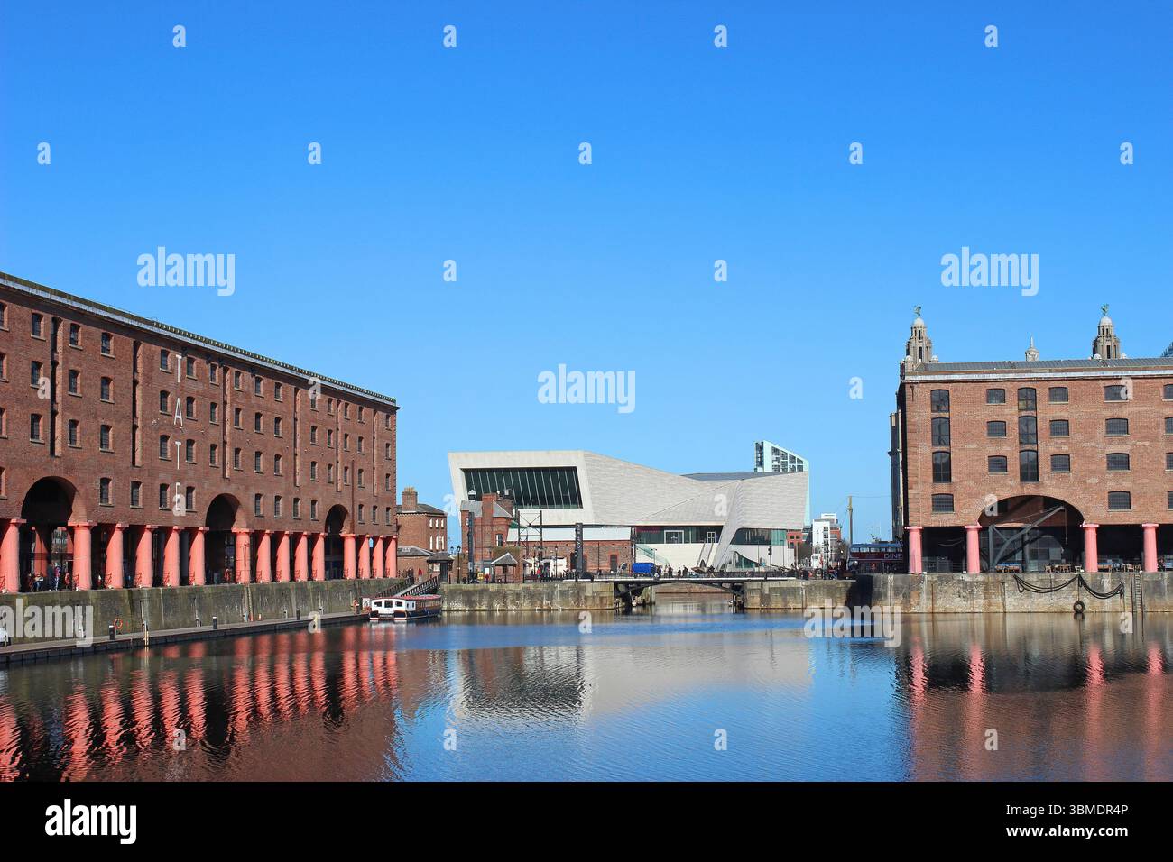 Liverpool Albert Dock guardando verso il Museo di Liverpool Foto Stock