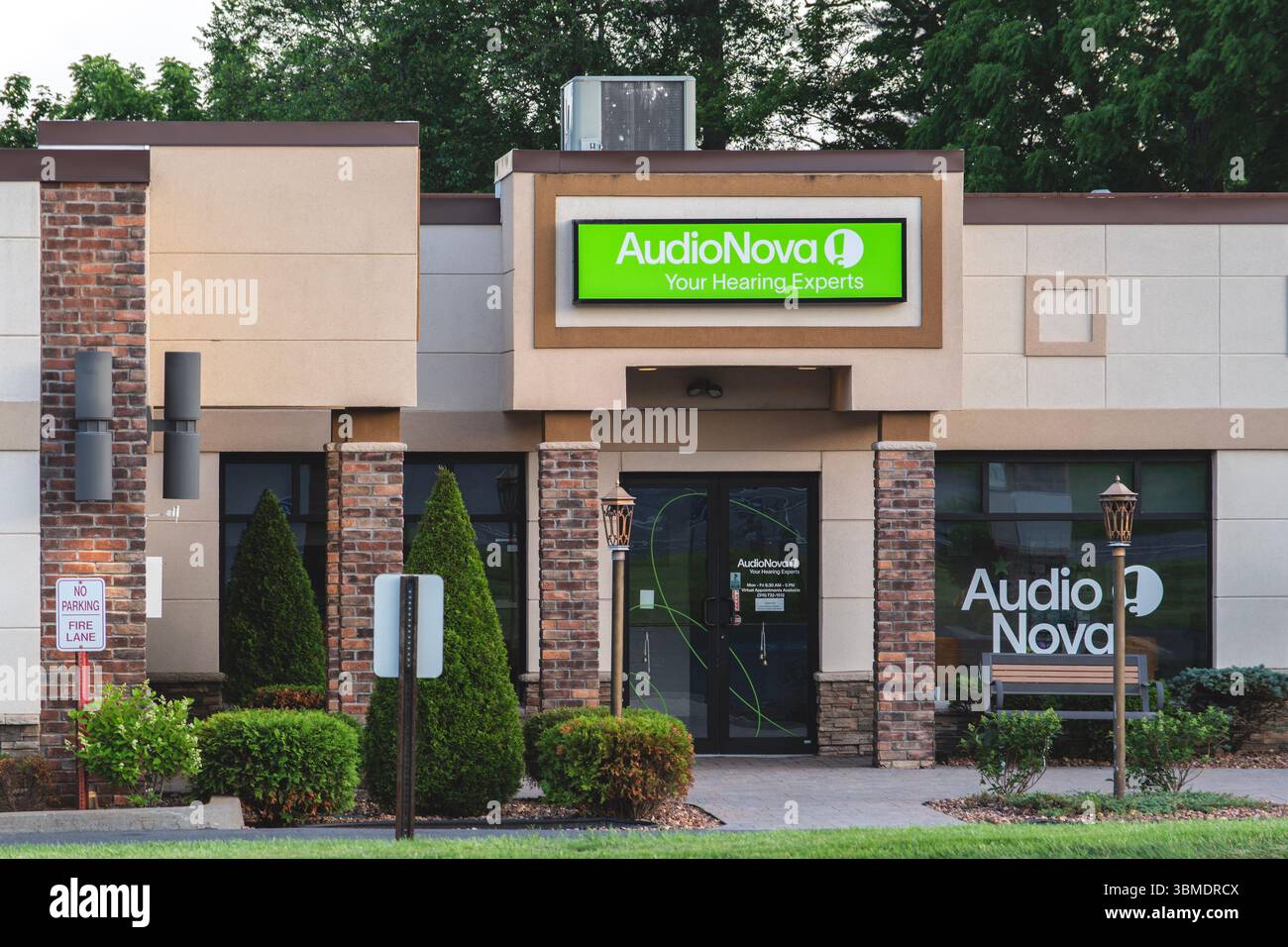 New Hartford, New York - 25 giugno 2025: Primo piano di audio Nova Company, specializzata in apparecchiature audio di alta qualità e installazioni personalizzate, fornendo Foto Stock