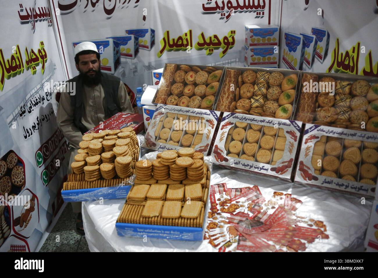 Parwan, Afghanistan. 26 giugno 2025. Un espositore espone prodotti domestici in una mostra nella provincia di Parwan, Afghanistan orientale, 26 giugno 2025. Secondo i funzionari locali, a Charikar, la capitale della provincia orientale del Parwan dell'Afghanistan, è stata inaugurata una mostra di tre giorni che espone i prodotti domestici. La mostra ha presentato una serie di prodotti afghani, tra cui prodotti agricoli, artigianato, prodotti alimentari e prodotti locali, ha detto Sayeed Emal Nikmal Agha, direttore provinciale dell'industria e del commercio. Crediti: Saifurahman Safi/Xinhua/Alamy Live News Foto Stock