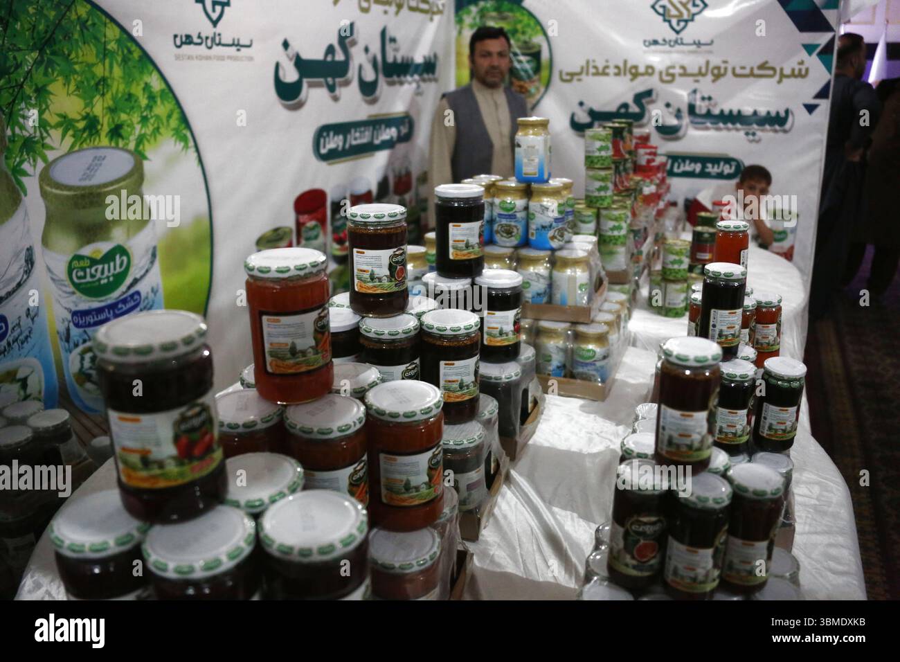 Parwan, Afghanistan. 26 giugno 2025. Gli espositori espongono i prodotti domestici in una fiera nella provincia di Parwan, Afghanistan orientale, 26 giugno 2025. Secondo i funzionari locali, a Charikar, la capitale della provincia orientale del Parwan dell'Afghanistan, è stata inaugurata una mostra di tre giorni che espone i prodotti domestici. La mostra ha presentato una serie di prodotti afghani, tra cui prodotti agricoli, artigianato, prodotti alimentari e prodotti locali, ha detto Sayeed Emal Nikmal Agha, direttore provinciale dell'industria e del commercio. Crediti: Saifurahman Safi/Xinhua/Alamy Live News Foto Stock