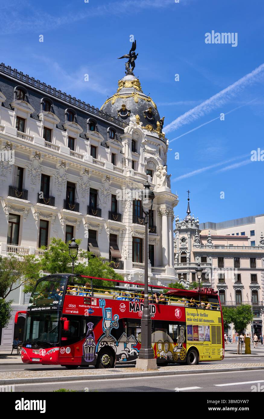 Autobus turistico, edificio Metropolis, via Alcalá, Madrid, Spagna Foto Stock