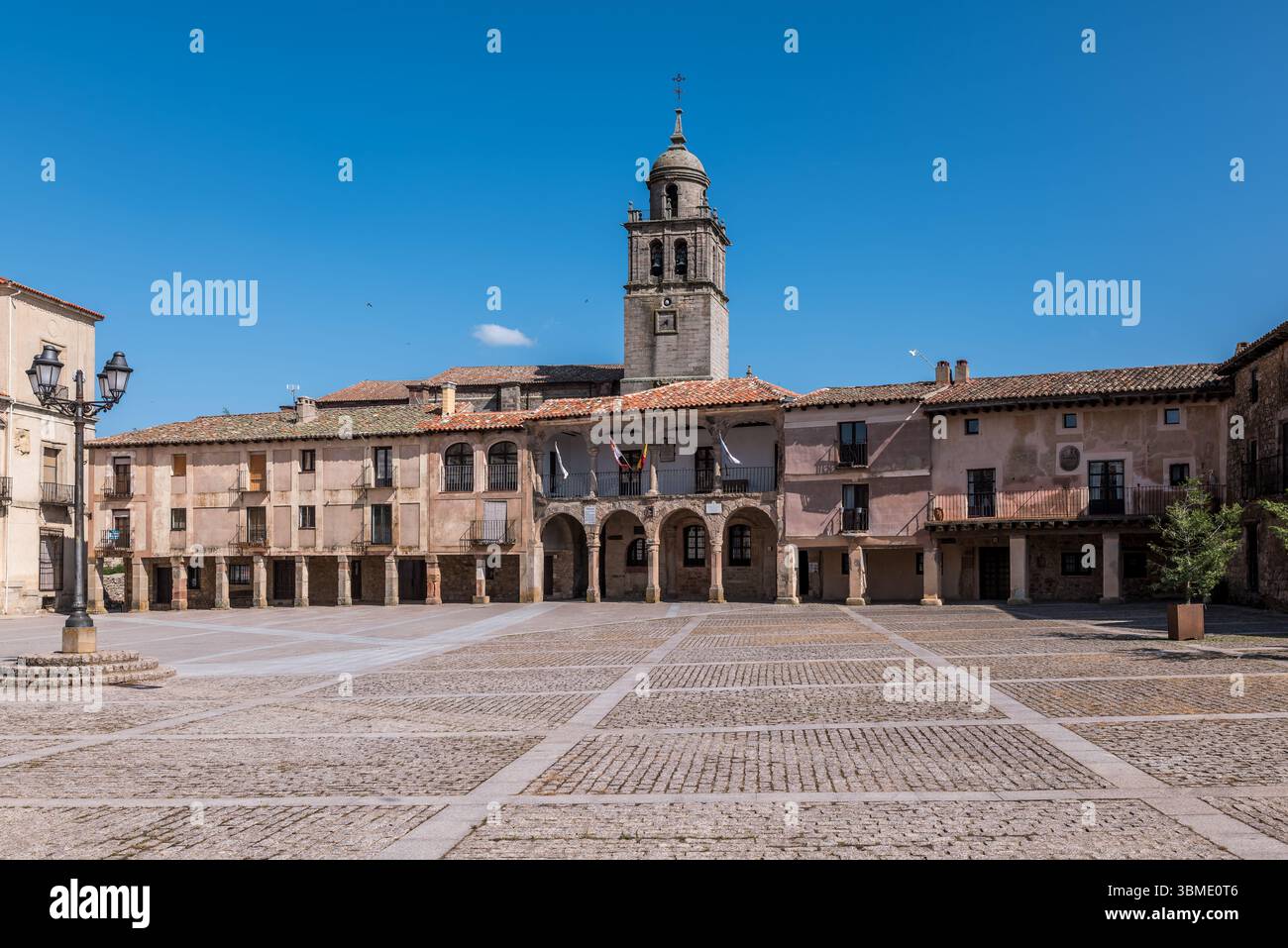 La piazza principale di Medinaceli, una città medievale in Spagna Foto Stock