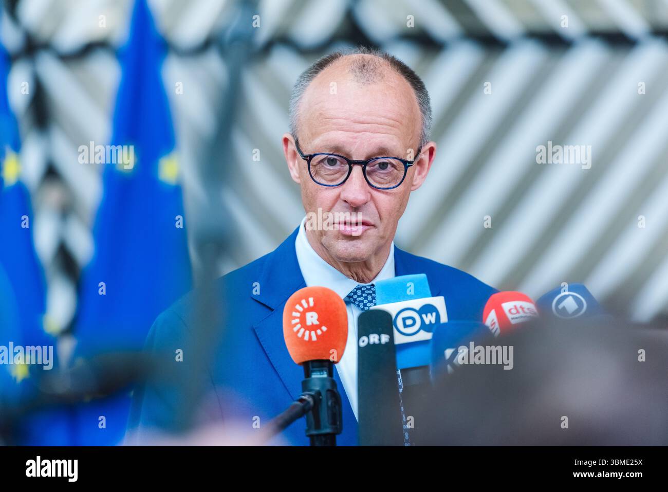BRUXELLES, BELGIO - 26 GIUGNO 2025.il Cancelliere tedesco Friedrich Merz, parla ai media prima dell'inizio della riunione dell'UE nell'edificio Europa, sede del Consiglio UE a Bruxelles. I leader dell'UE si riuniscono a Bruxelles per discutere le sfide geoeconomiche e gli sviluppi in corso in Ucraina e Medio Oriente. Discutono della difesa e della sicurezza europee, dell'UE nel mondo e della competitività, dell'immigrazione, del processo di adesione della Moldova all'UE, della situazione nei Balcani occidentali e della sicurezza interna. Crediti: Morfo SAVVA | Alamy Live News. Foto Stock