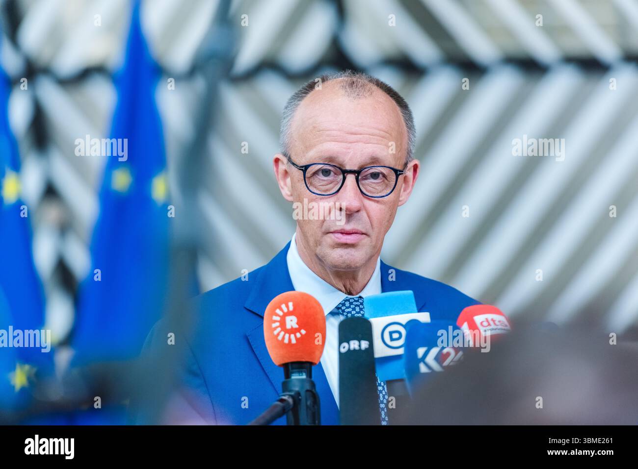 BRUXELLES, BELGIO - 26 GIUGNO 2025.il Cancelliere tedesco Friedrich Merz, parla ai media prima dell'inizio della riunione dell'UE nell'edificio Europa, sede del Consiglio UE a Bruxelles. I leader dell'UE si riuniscono a Bruxelles per discutere le sfide geoeconomiche e gli sviluppi in corso in Ucraina e Medio Oriente. Discutono della difesa e della sicurezza europee, dell'UE nel mondo e della competitività, dell'immigrazione, del processo di adesione della Moldova all'UE, della situazione nei Balcani occidentali e della sicurezza interna. Crediti: Morfo SAVVA | Alamy Live News. Foto Stock