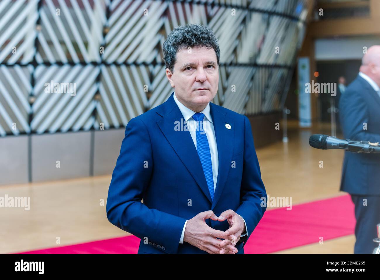 BRUXELLES, BELGIO - 26 GIUGNO 2025. Nicușor DAN, Presidente della Romania, parla ai media prima dell'inizio della riunione dell'Unione europea nell'edificio Europa, sede del Consiglio dell'Unione europea a Bruxelles. I leader dell'UE si riuniscono a Bruxelles per discutere le sfide geoeconomiche e gli sviluppi in corso in Ucraina e Medio Oriente. Discutono della difesa e della sicurezza europee, dell'UE nel mondo e della competitività, dell'immigrazione, del processo di adesione della Moldova all'UE, della situazione nei Balcani occidentali e della sicurezza interna, della preparazione e delle attività ibride. Crediti: Morfo SAVVA | Alamy Live News Foto Stock