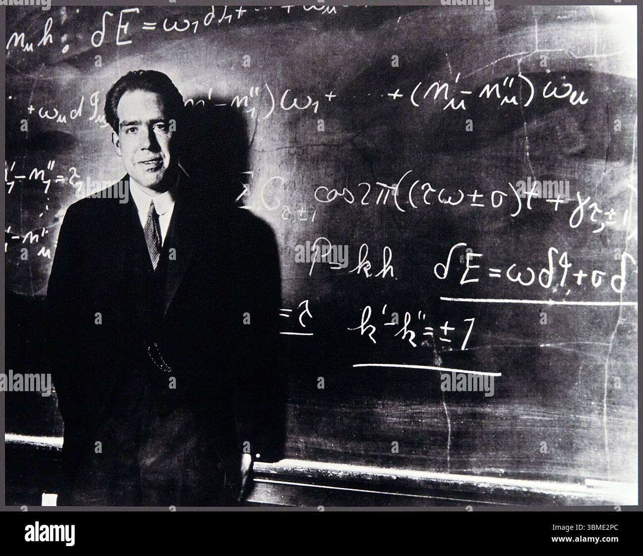 Niels Bohr (1885-1962), Bohr in posa alla lavagna, 1923, Premio Nobel per la fisica nel 1922 Foto Stock