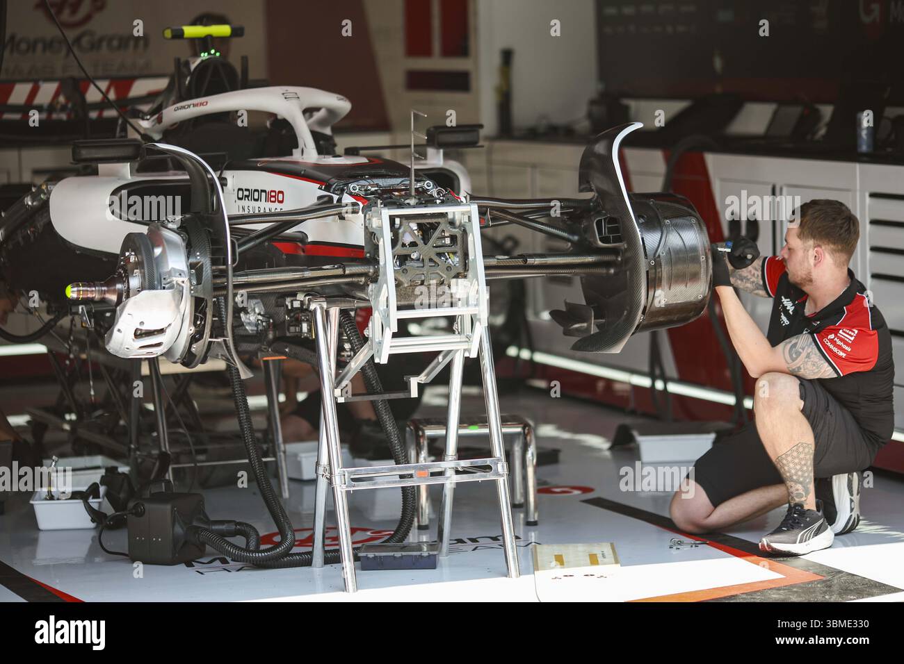 Haas F1 Team VF-25, meccanico di dettaglio meccanico, mecanico, meccanico durante la Formula 1 MSC Cruises Austrian Grand Prix 2025, 11° round del Campionato del mondo FIA di Formula 1 2025 dal 27 al 29 giugno 2025 sul Red Bull Ring, a Spielberg, Austria Foto Stock