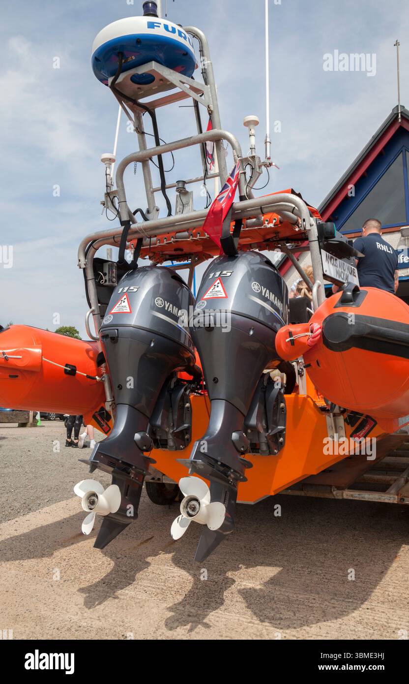 Due potenti motori Yamaha sulla scialuppa di salvataggio Royal National Lifeboat Intitute. Foto Stock