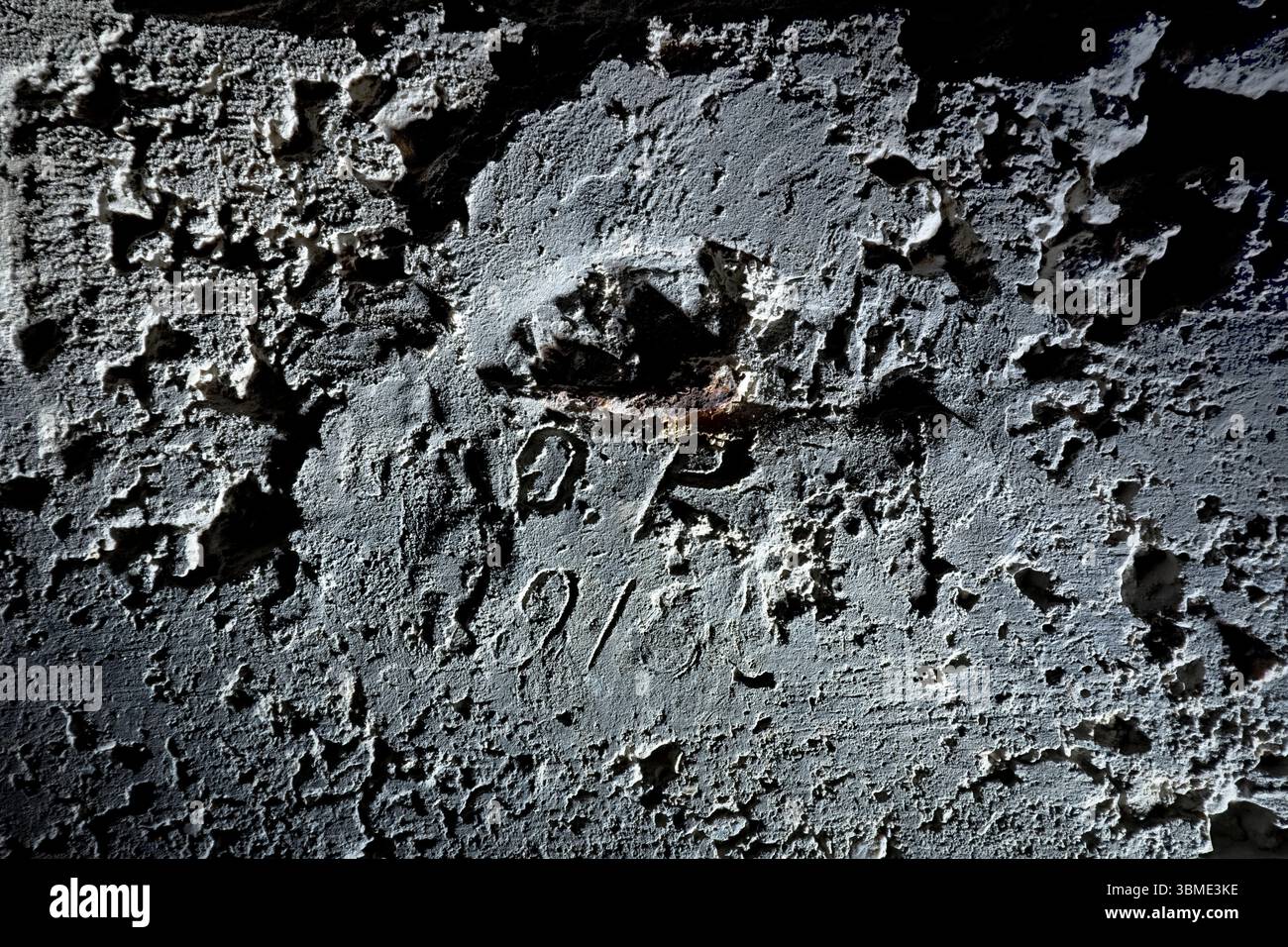 Fort Verle: Incisione su un muro di cemento. Levico Terme, Trentino, Italia. Foto Stock
