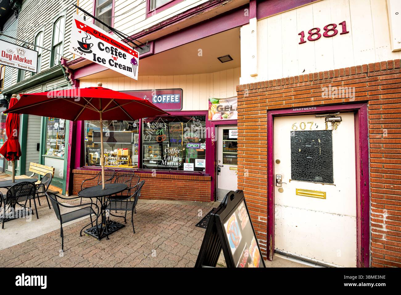 Leadville, USA - 29 settembre 2022: Strada principale della città mineraria del Colorado in centro, con caffetteria gourmet D'Love, ristorante per caffè e gelati Foto Stock