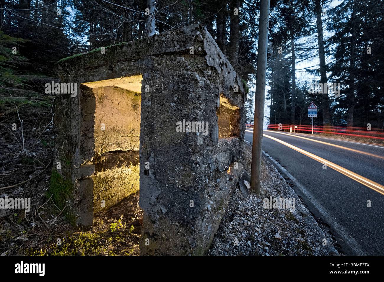 Resti della casa di guardia austro-ungarica della grande Guerra lungo la strada SS349 a Monterovere. Caldonazzo, Trentino, Italia. Foto Stock