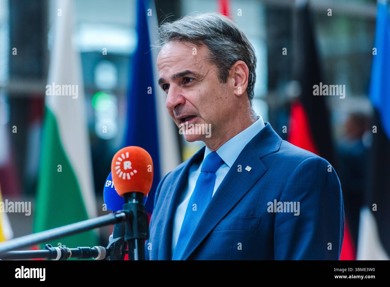 BRUXELLES, BELGIO - 26 GIUGNO 2025. Kyriakos MITSOTAKIS, primo ministro greco, parla ai media prima dell'inizio della riunione dell'Unione europea nell'edificio Europa, sede del Consiglio dell'Unione europea a Bruxelles. I leader dell'UE si riuniscono a Bruxelles per discutere le sfide geoeconomiche e gli sviluppi in corso in Ucraina e Medio Oriente. Discutono della difesa e della sicurezza europee, dell'UE nel mondo e della competitività, dell'immigrazione, del processo di adesione della Moldova all'UE, della situazione nei Balcani occidentali e della sicurezza interna, della preparazione e delle attività ibride. Crediti: Morfo SAVVA | Alamy Live News. Foto Stock