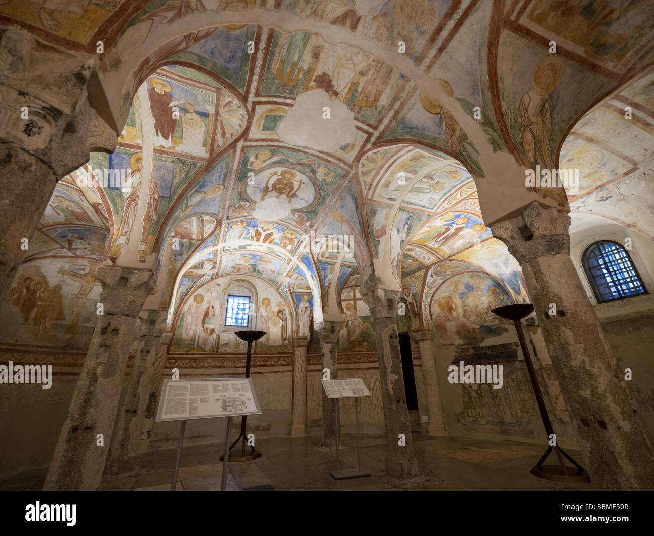 Cripta di affreschi con motivi della vita di Gesù Cristo e Sant'Ermagora, primo martire di Aquileia, sotto la basilica romanica di Aquilei Foto Stock