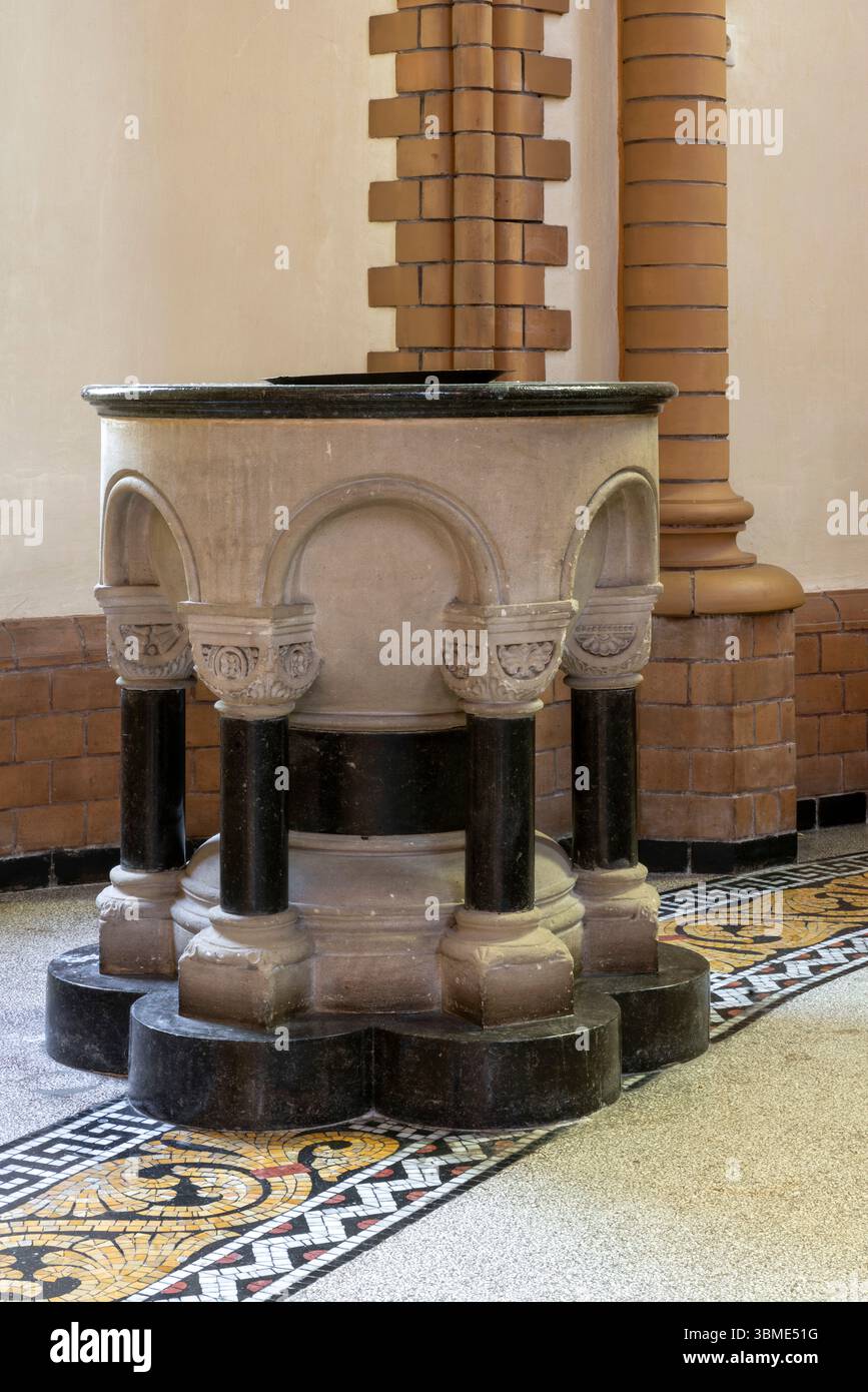 Kirchen im Rhein-Kreis-Neuss, Neuss, Christuskirche, Taufstein Foto Stock