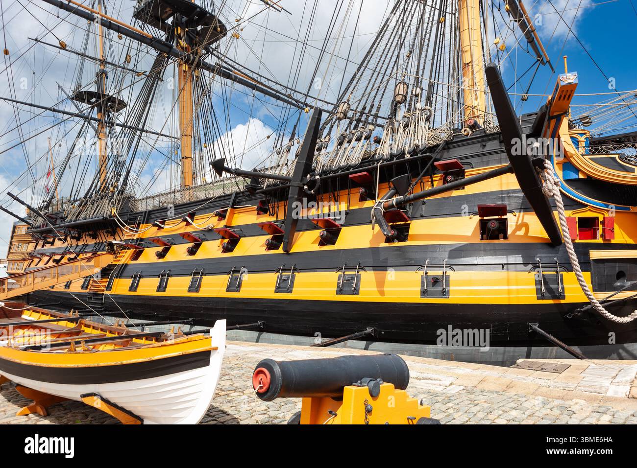 Portsmouth, Regno Unito - 10 maggio 2011 : Restauro della HMS Victory al Portsmouth Historic Dockyard, con campione di scialuppa di salvataggio e cannone. Foto Stock
