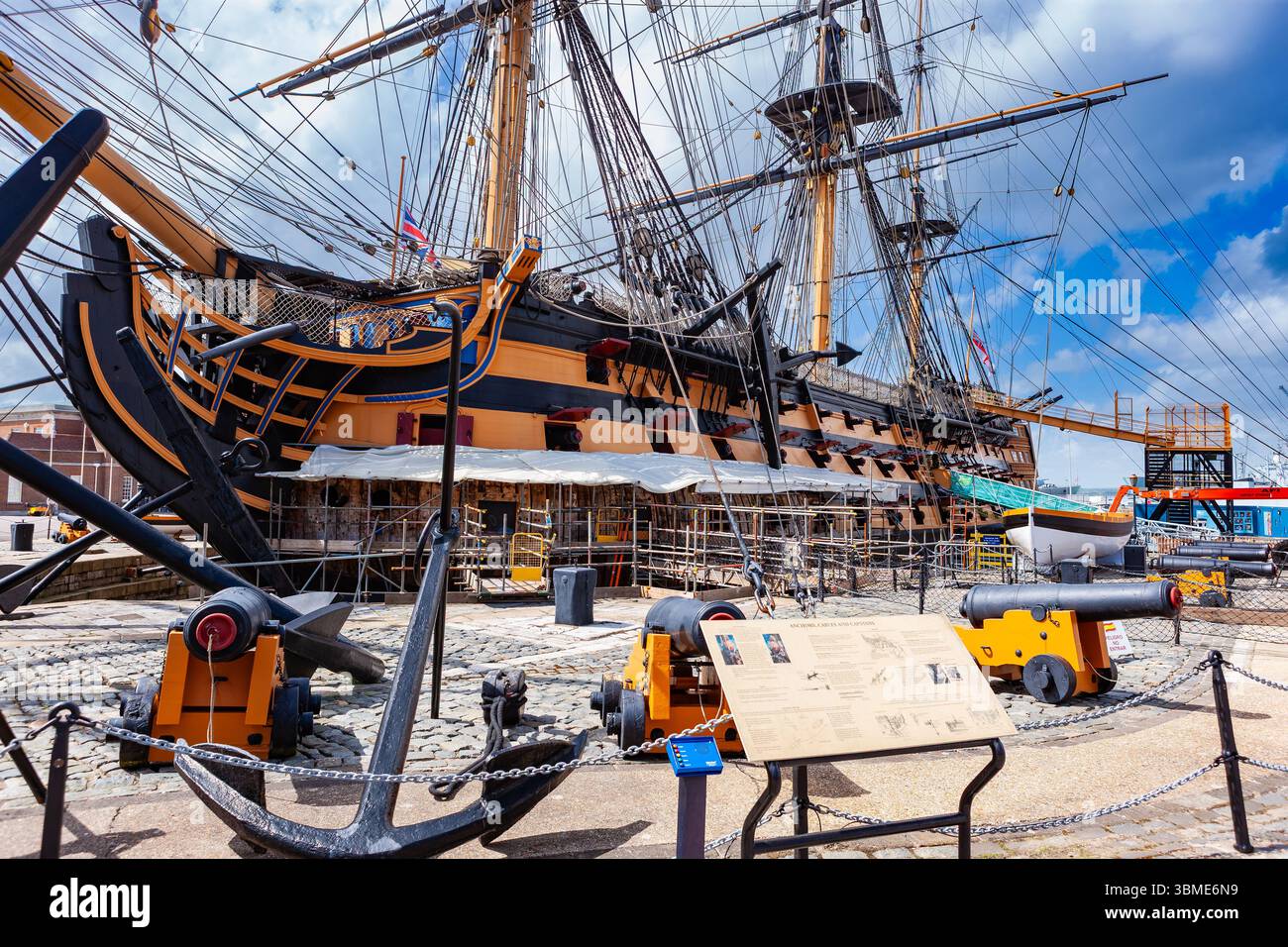 Portsmouth, Regno Unito - 10 maggio 2011: Restauro della HMS Victory al Portsmouth Historic Dockyard. Lato porto della nave ammiraglia dell'ammiraglio Horatio Nelson. Foto Stock
