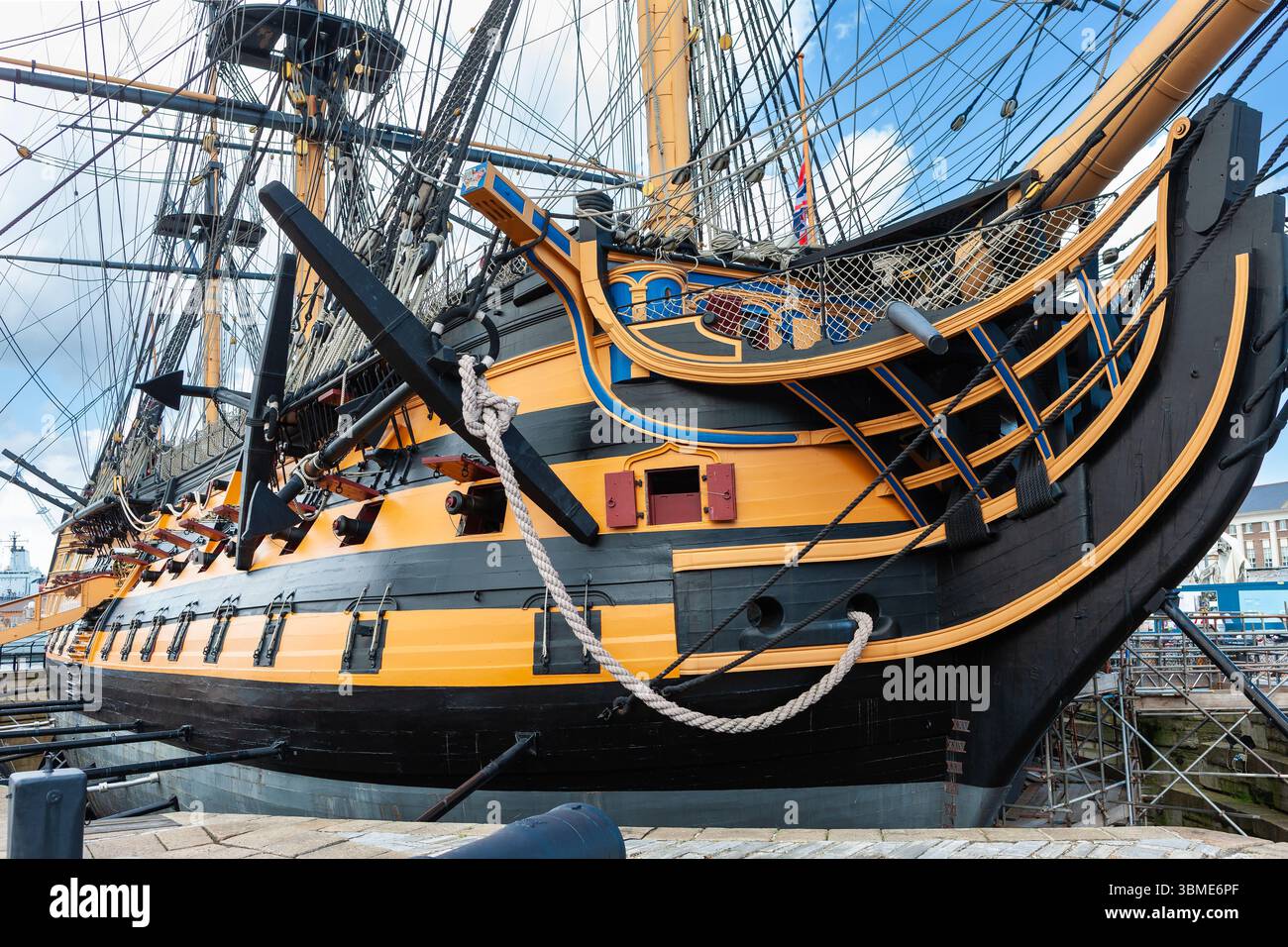 Portsmouth, Regno Unito - 10 maggio 2011: HMS Victory at Portsmouth Historic Dockyard. Lato destro restaurato della nave ammiraglia dell'ammiraglio Horatio Nelson Foto Stock