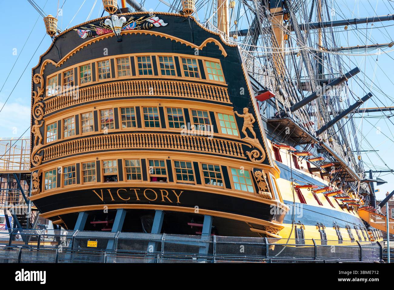 Portsmouth, Regno Unito - 10 maggio 2011: HMS Victory at Portsmouth Historic Dockyard. Bel restauro della parte posteriore della nave ammiraglia di Horatio Nelson. Foto Stock