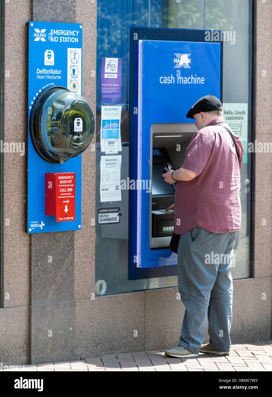 Halifax bancomat e stazione di pronto soccorso, Market Square, Aylesbury, Buckinghamshire, Inghilterra, REGNO UNITO Foto Stock