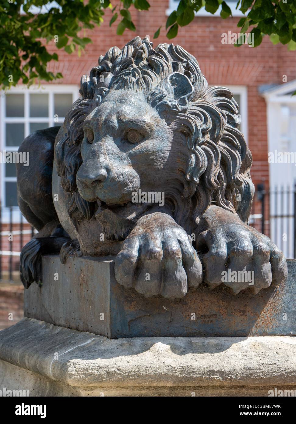 Scultura del leone in Market Square, Aylesbury, Buckinghamshire, Inghilterra, Regno Unito Foto Stock