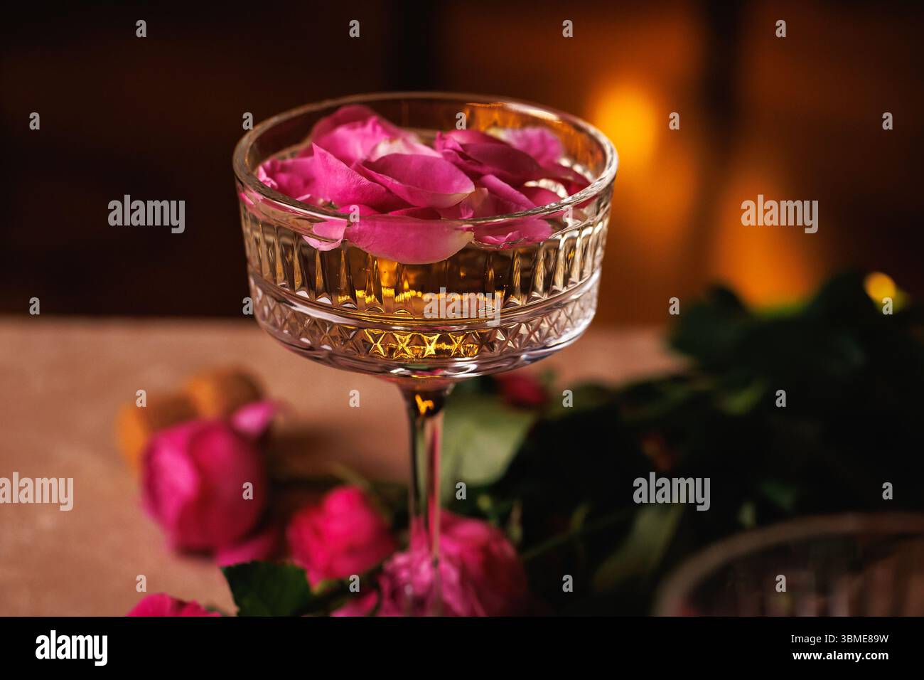 Serata romantica con champagne e rose Foto Stock