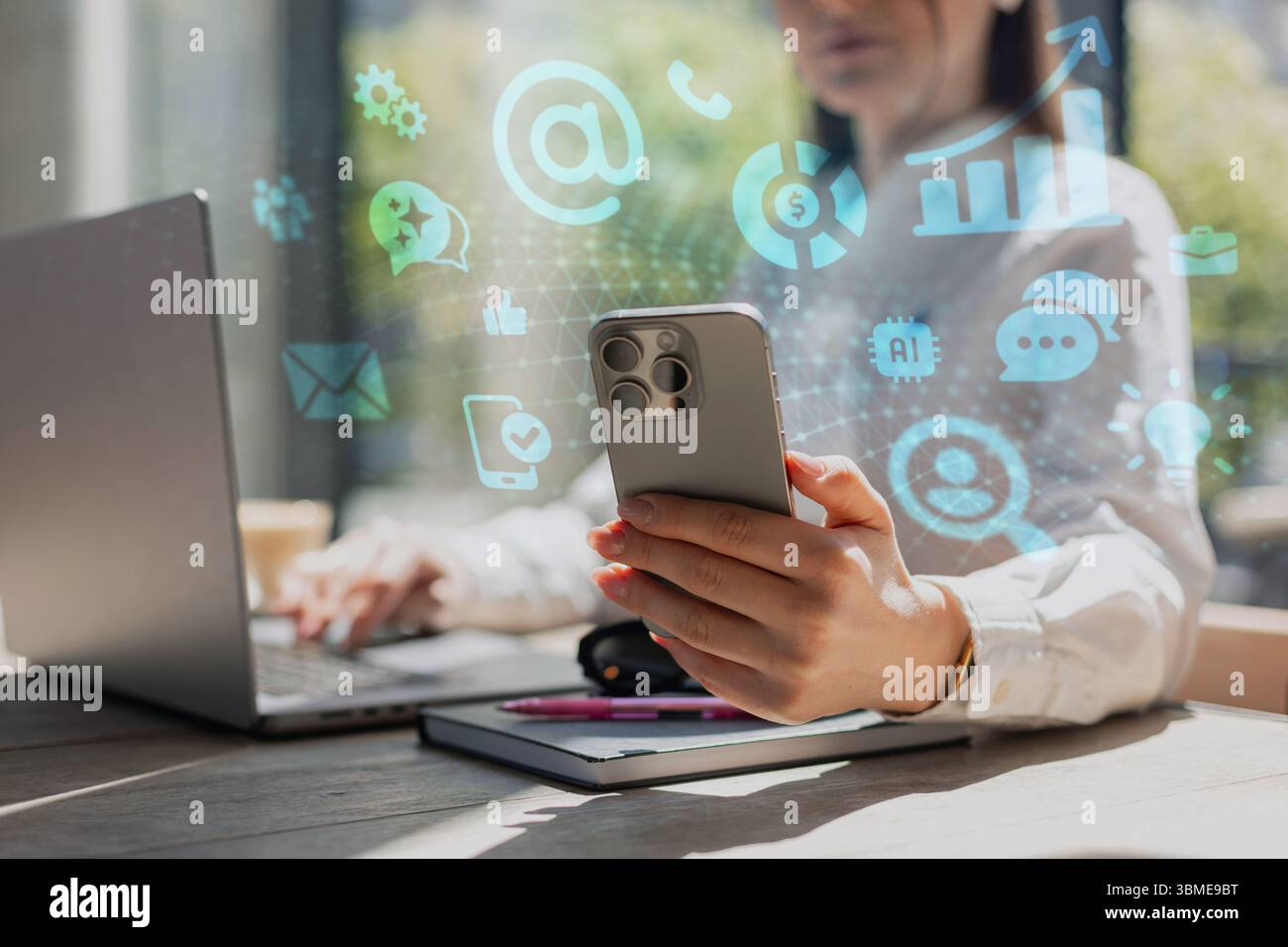 Donna d'affari che utilizza smartphone e laptop alla scrivania, circondata da icone di marketing digitale e intelligenza artificiale. Concetto di tecnologia moderna, comunicazione, Data Ana Foto Stock