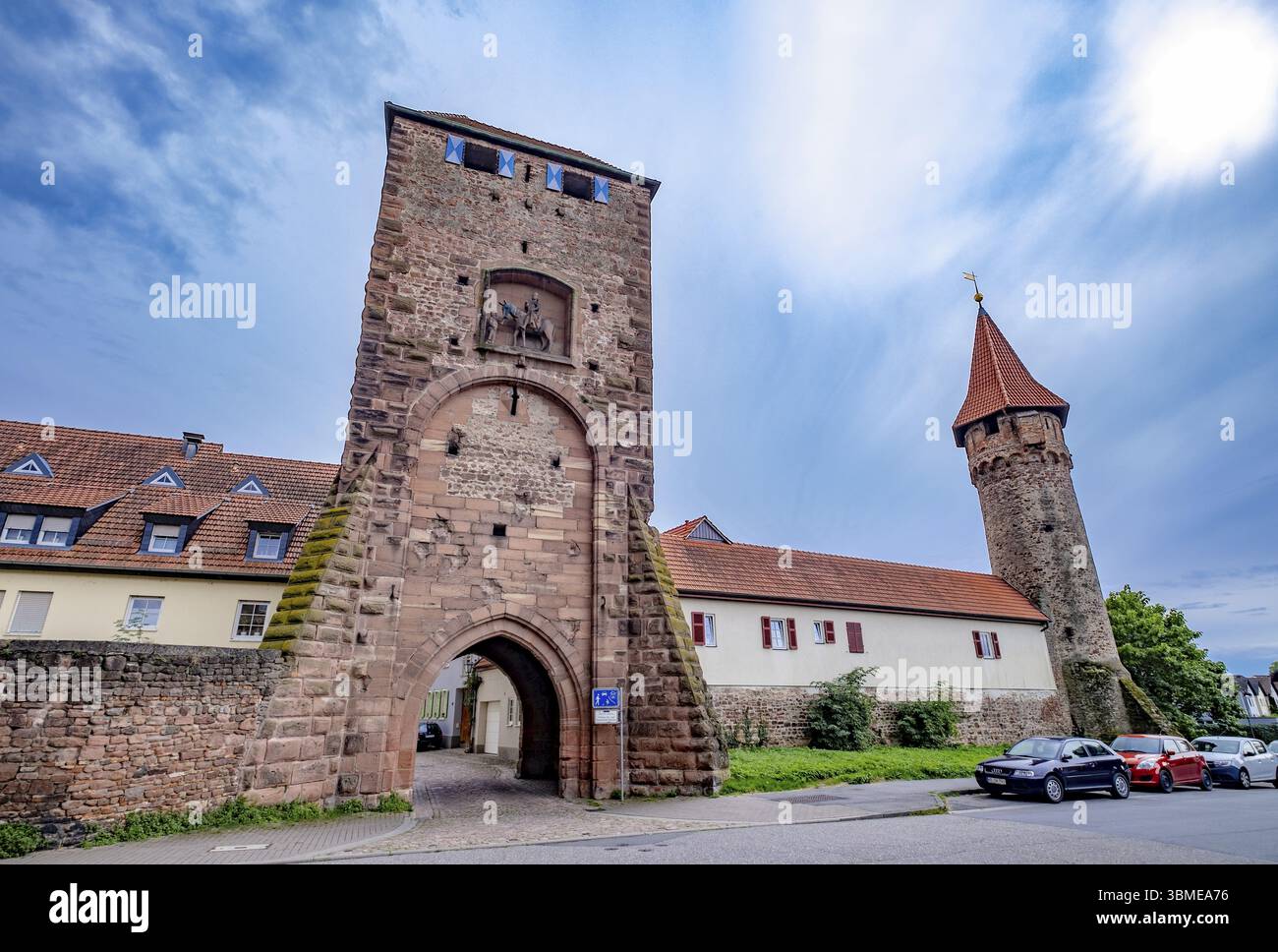 Porta di San Martino con raffigurazione di San Martino che condivide il suo cappotto su un cavallo e sulla torre della strega, Ladenburg, Baden-Wuerttemberg, Germania, Europa Foto Stock