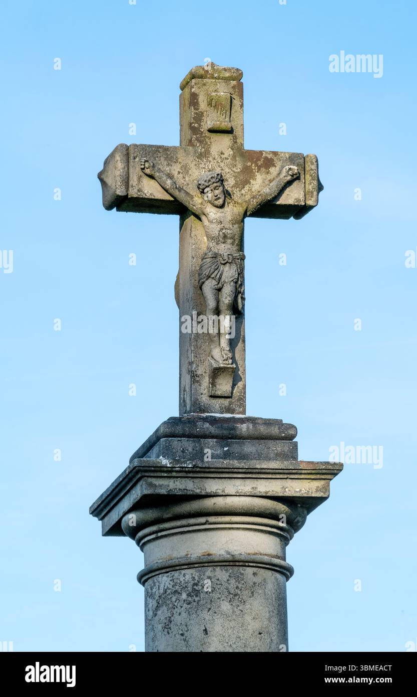 Crocifisso in pietra visto ad Aydoilles, un comune nel dipartimento dei Vosgi nel Grand Est, nel nord-est della Francia Foto Stock