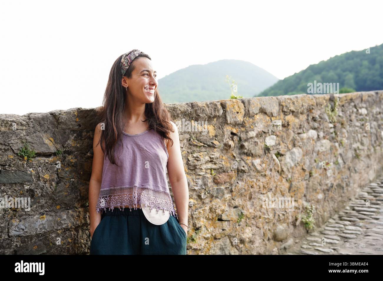 Ritratto di donna felice con borsa ostomica all'esterno. Giornata mondiale del cancro Foto Stock