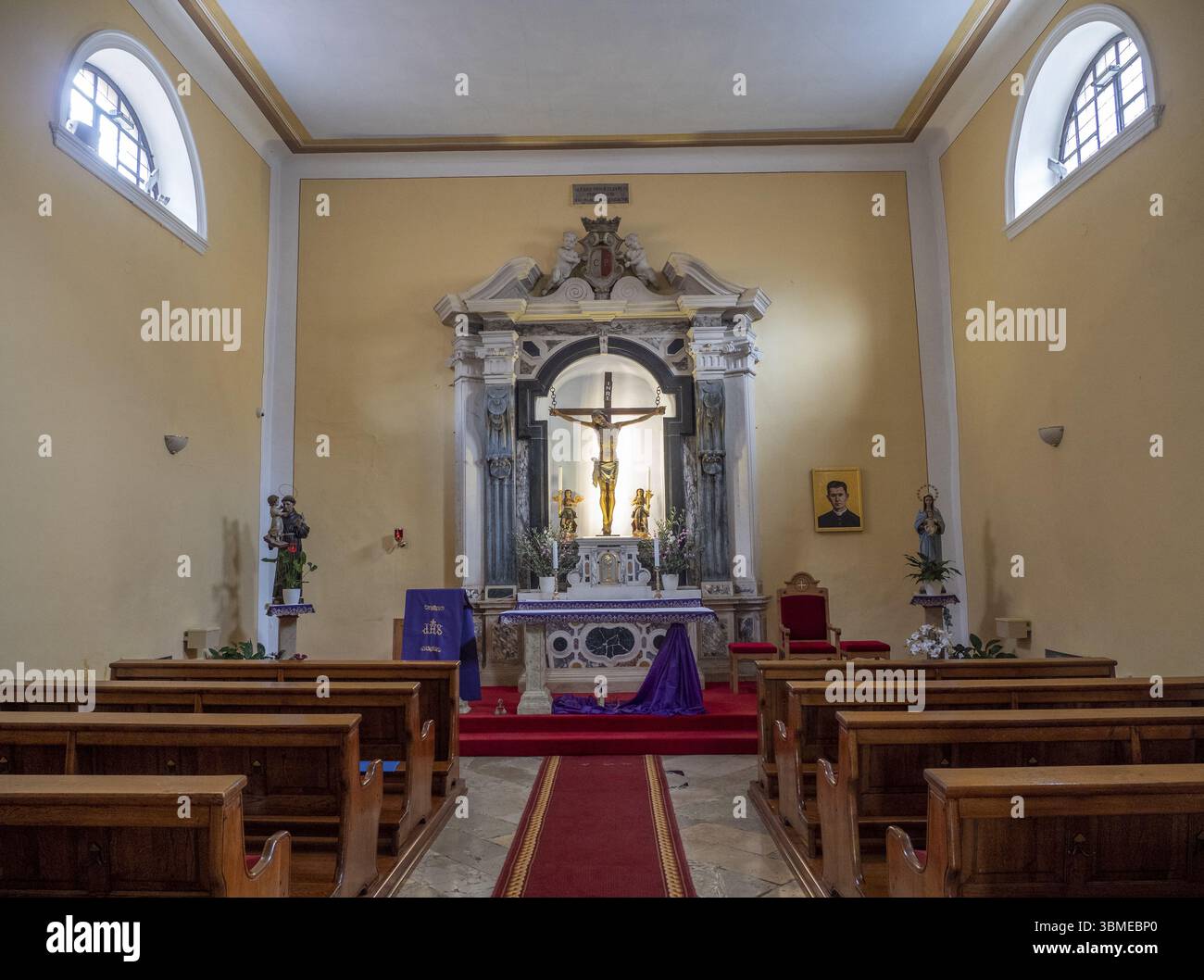 Piccola cappella accanto alla basilica di Eufrasio, alla cattedrale della diocesi croata di Pola porata, sito patrimonio dell'umanità dell'UNESCO, Parenzo, Istria, Croazia, UE Foto Stock