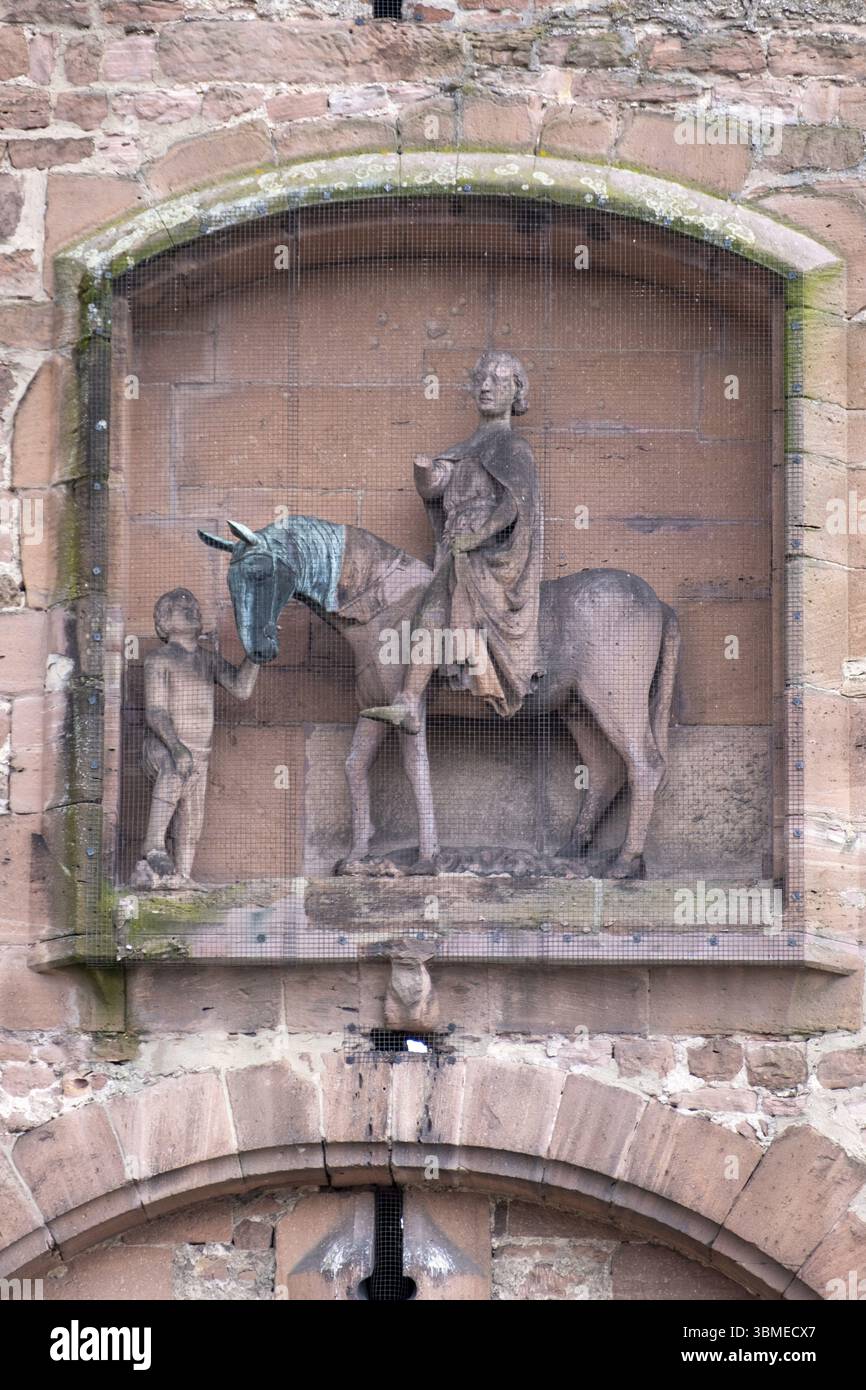 Porta di San Martino con raffigurazione di San Martino che condivide il suo cappotto su un cavallo, Ladenburg, Baden-Wuerttemberg, Germania, Europa Foto Stock