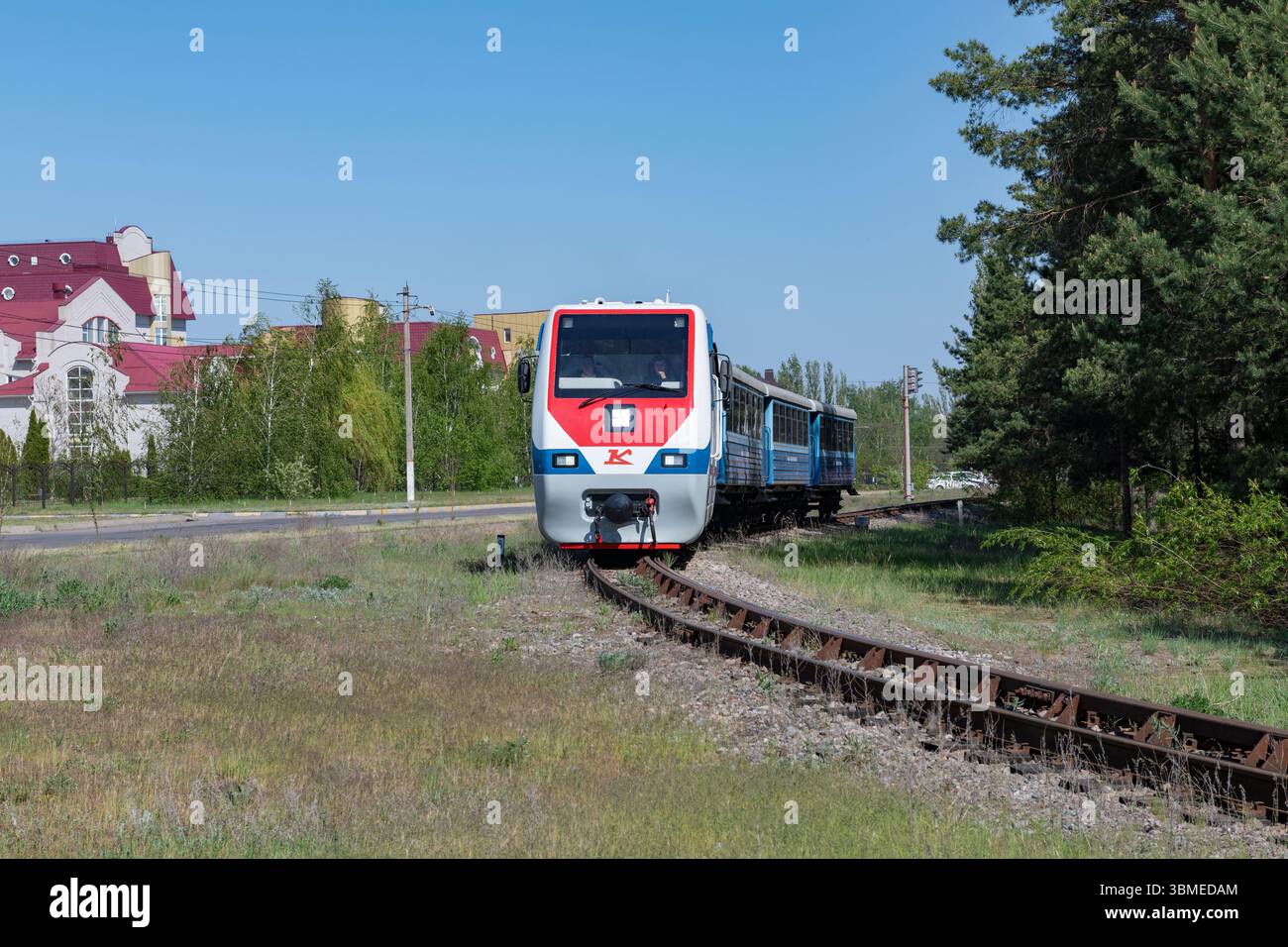 LISKI, RUSSIA - 4 MAGGIO 2025: Un treno della ferrovia per bambini in un giorno di maggio di sole Foto Stock