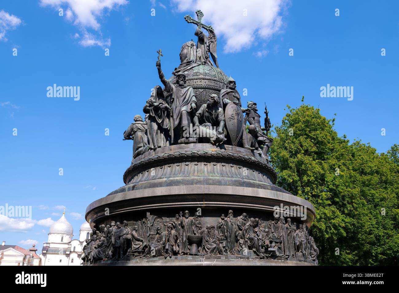 VELIKY NOVGOROD, RUSSIA - 15 GIUGNO 2025: Il monumento al Millennio della Russia è in primo piano in un giorno di giugno soleggiato Foto Stock