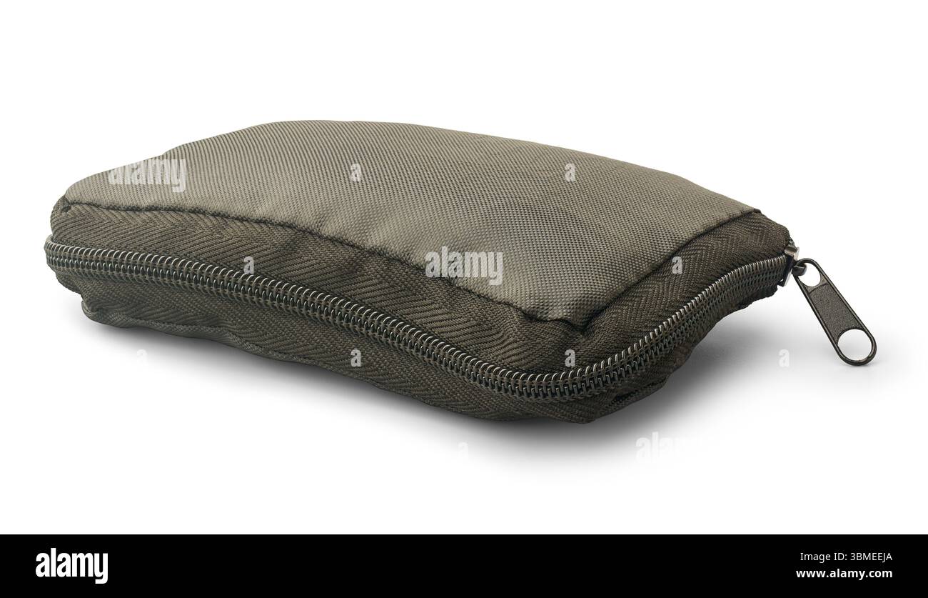 primo piano di una custodia o di una custodia in tessuto nero con fondo bianco isolato con cerniera, contenitore per piccoli dispositivi elettronici o forniture mediche Foto Stock