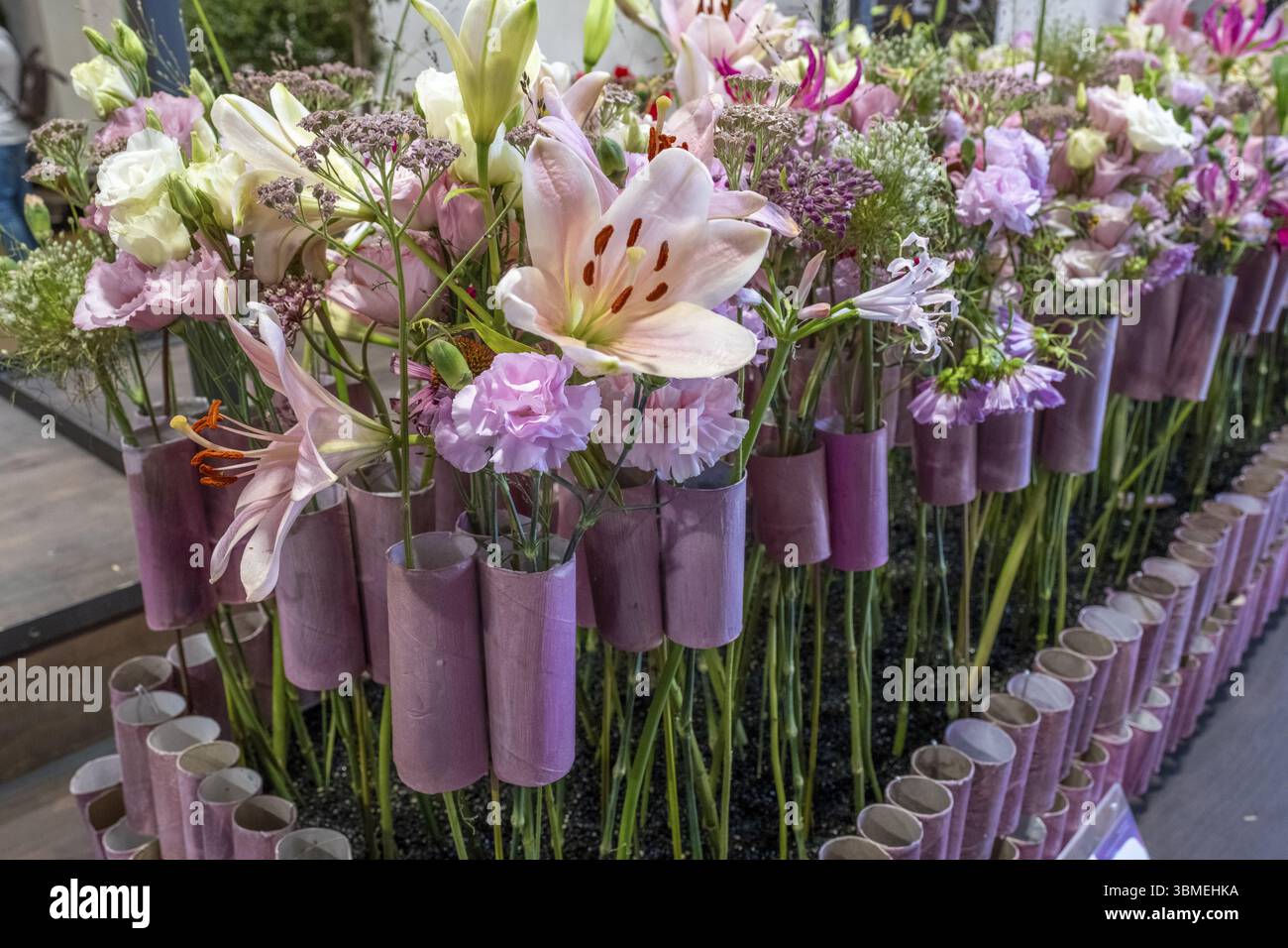 Composizioni floreali tematiche su vari sentimenti e temi, come la carta igienica qui, disegnata dalla scuola di fioritura di Stoccarda-Hohenheim, a. Foto Stock