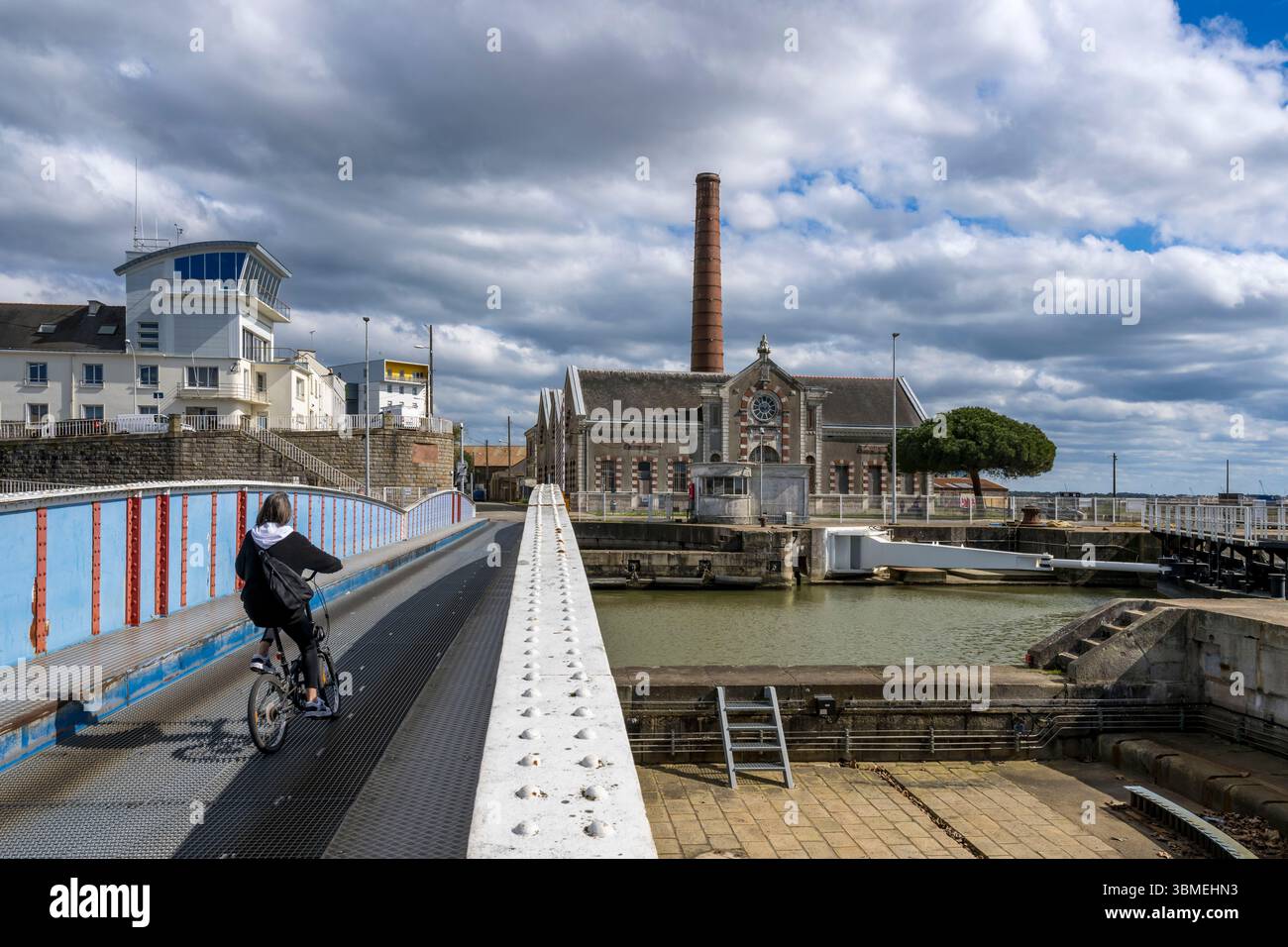 Francia, Loira Atlantica, Saint Nazaire, ingresso alla chiusa sud, ponte girevole e ufficio del padrone del porto di fronte alla vecchia fabbrica di ascensori, sede dell'operazione Chariot lanciata nel 1942 dagli inglesi Foto Stock