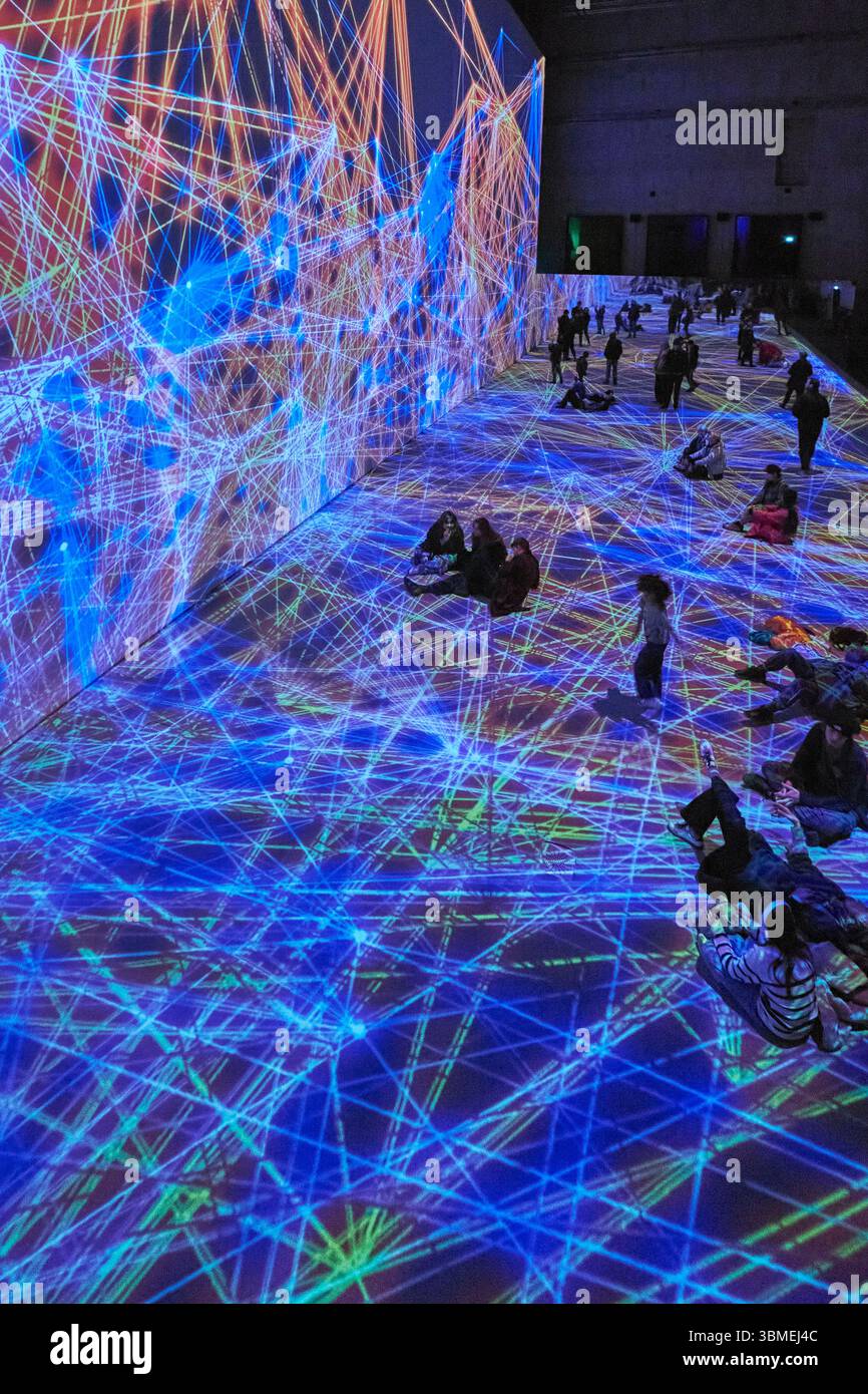 Francia, Parigi, Grand Palais immersivo nei locali dell'Opera Bastille, mostra pixel dedicata a Miguel Chevalier, esperienza interattiva con l'universo creativo dell'intelligenza artificiale Foto Stock
