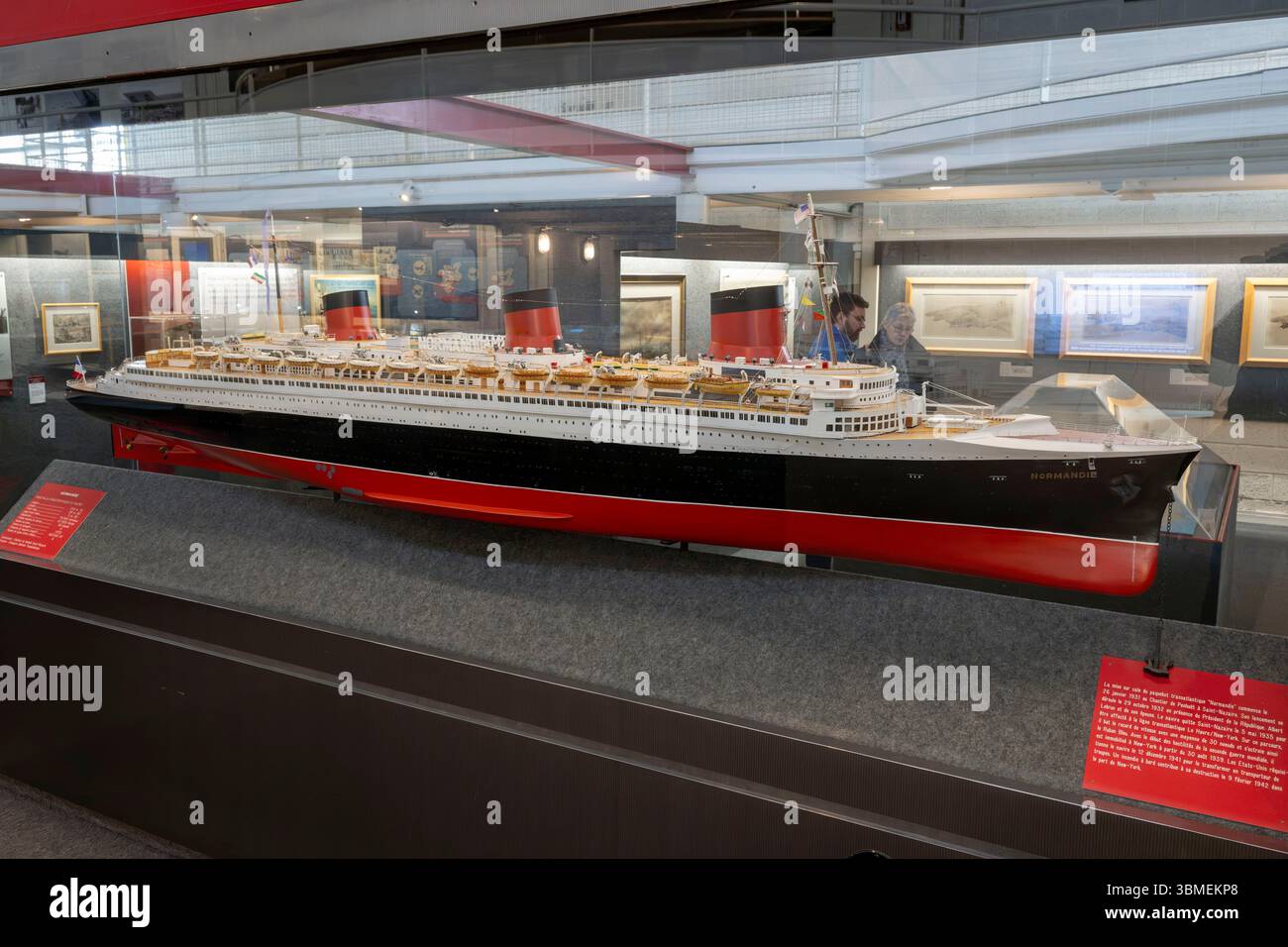 Francia, Loire-Atlantique, Saint-Nazaire, Ecomuseo, modello del transatlantico francese Normandie costruito nei cantieri navali Penhoët di Saint-Nazaire Foto Stock