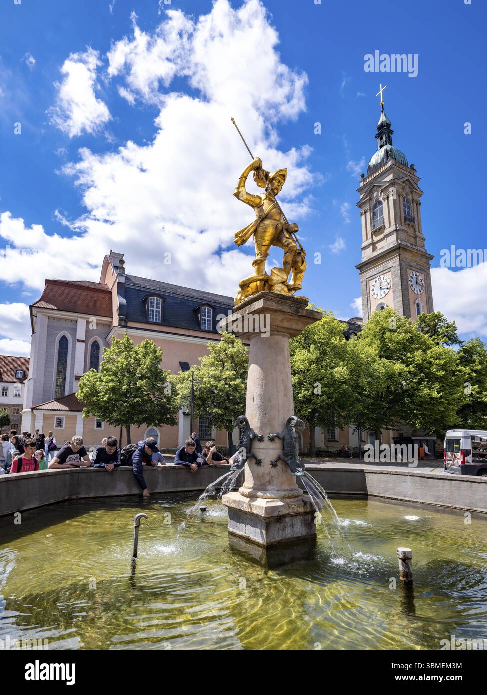 Scultura di San Giorgio con armatura dorata come uccisore di draghi alla fontana di San Giorgio di fronte alla Georgenkirche, Eisenach, Turingia, Germania, Euro Foto Stock