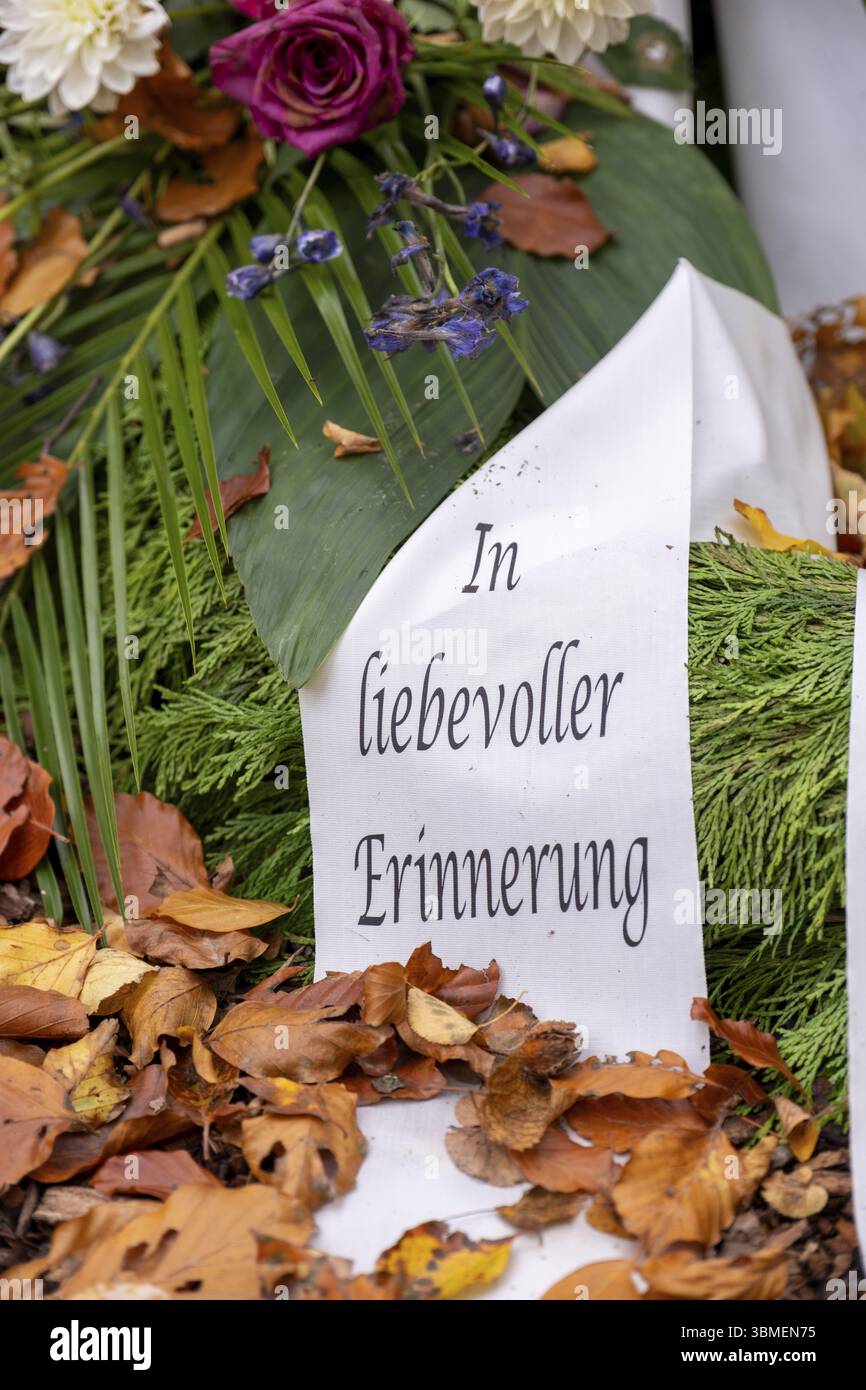 Nastro lutto con iscrizione in memoria amorevole su un albero commemorativo con i nomi di quelli sepolti lì a Seelwald, urna sepoltura sugli alberi, Stadtfried Foto Stock