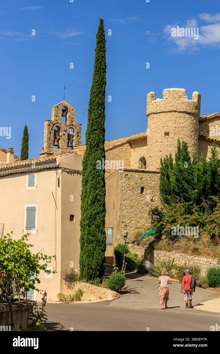 Francia, Drôme, Rousset-les-Vignes, il muro del campanile della chiesa di Saint-Mayeul con tre baie, di origine romanica, e la sua torre rotonda Foto Stock