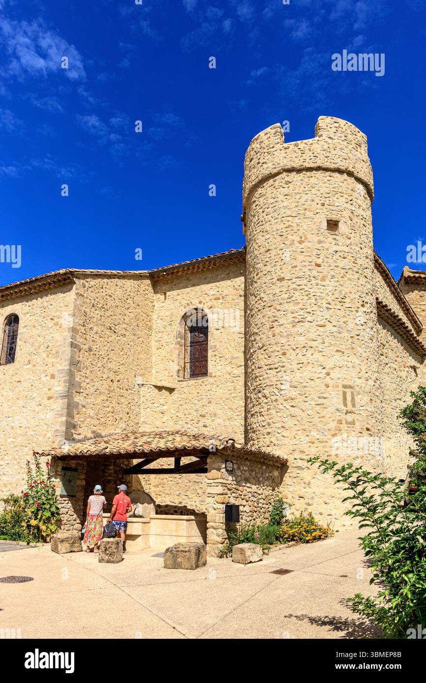 Francia, Drôme, Rousset-les-Vignes, la chiesa di Saint-Mayeul del XII secolo di origine romanica e la sua torre rotonda Foto Stock