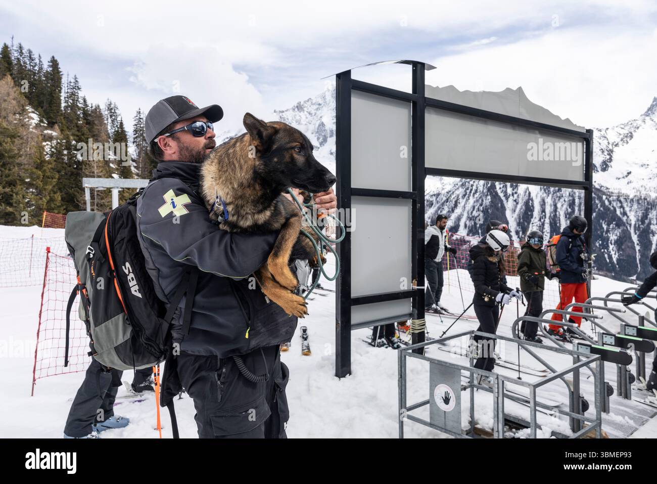 Francia, alta Savoia, Chamonix Mont-Blanc, Brévent, Avalanche Un cane che allena la seggiovia tra le braccia del suo gestore Foto Stock