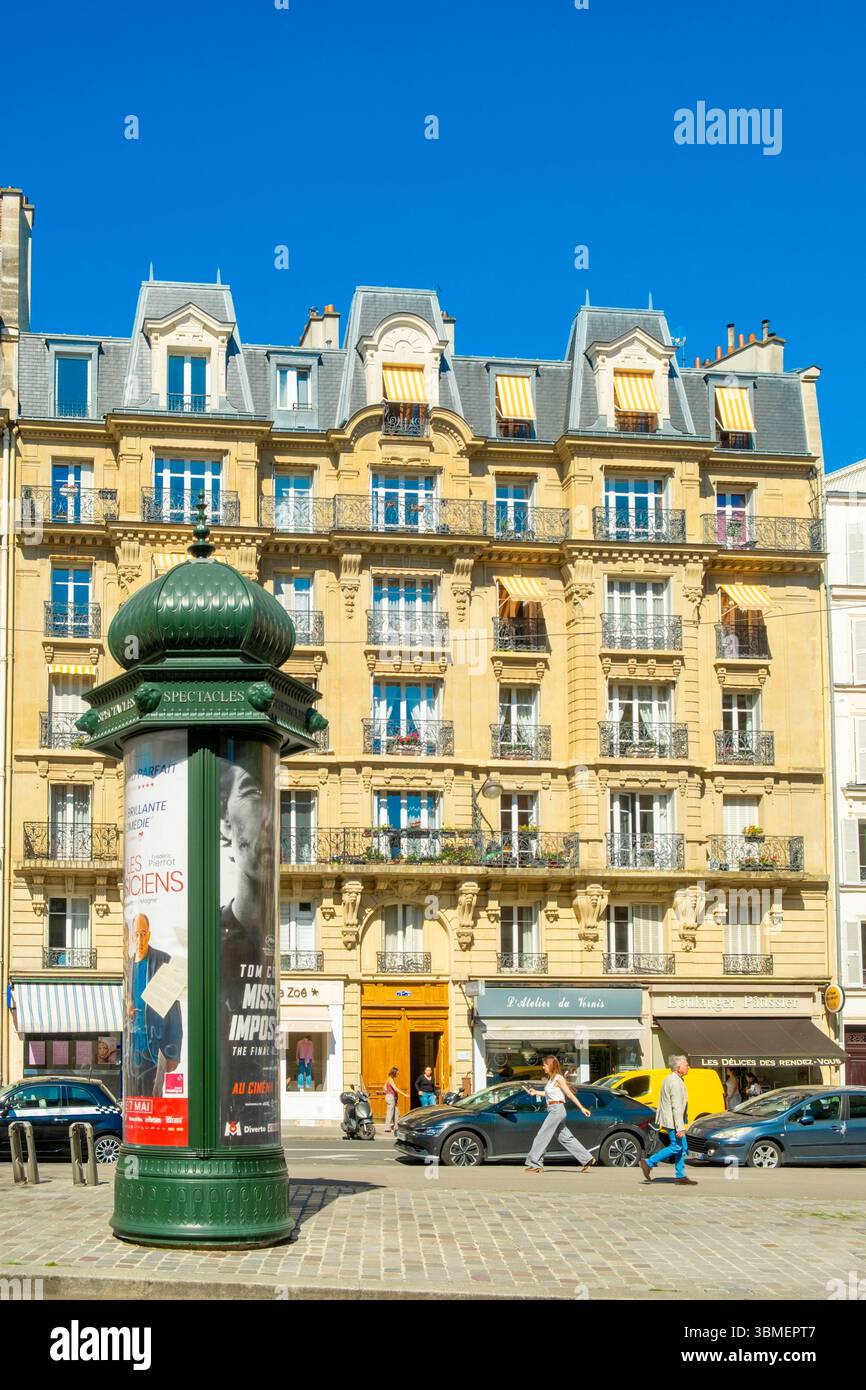 Francia, Parigi, Boulevard de Picpus, edificio Haussmanniano e colonna Morris Foto Stock
